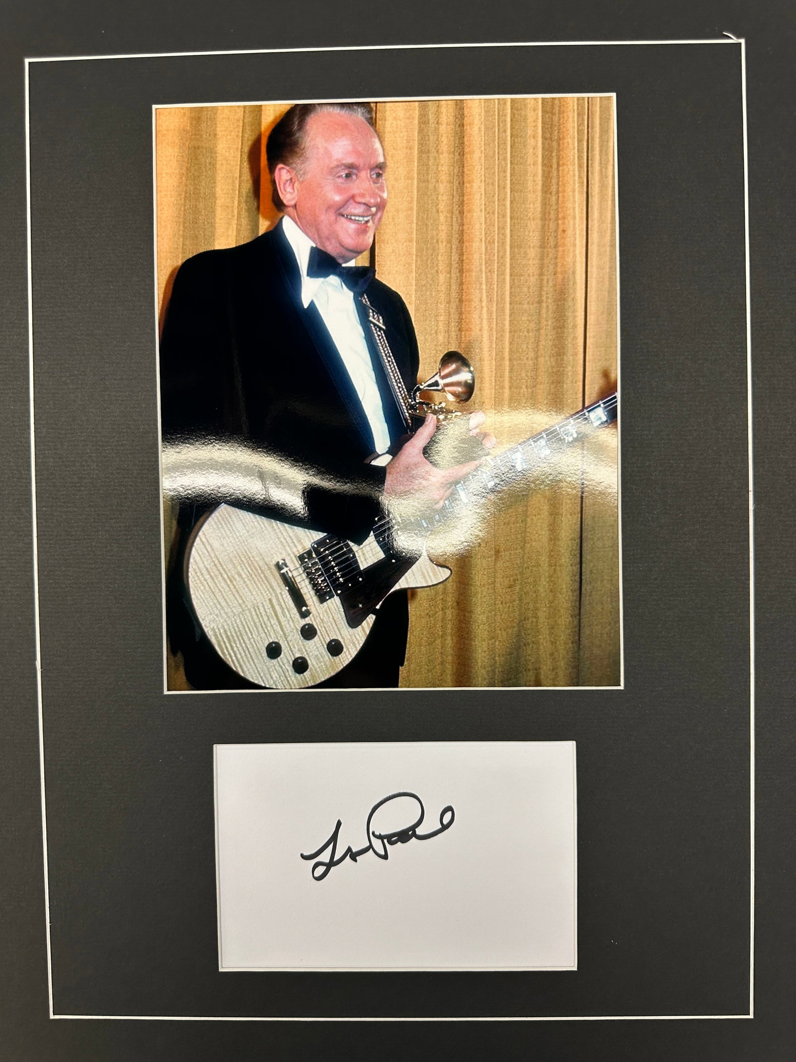 Les Paul Autograph Display (1 of 1)