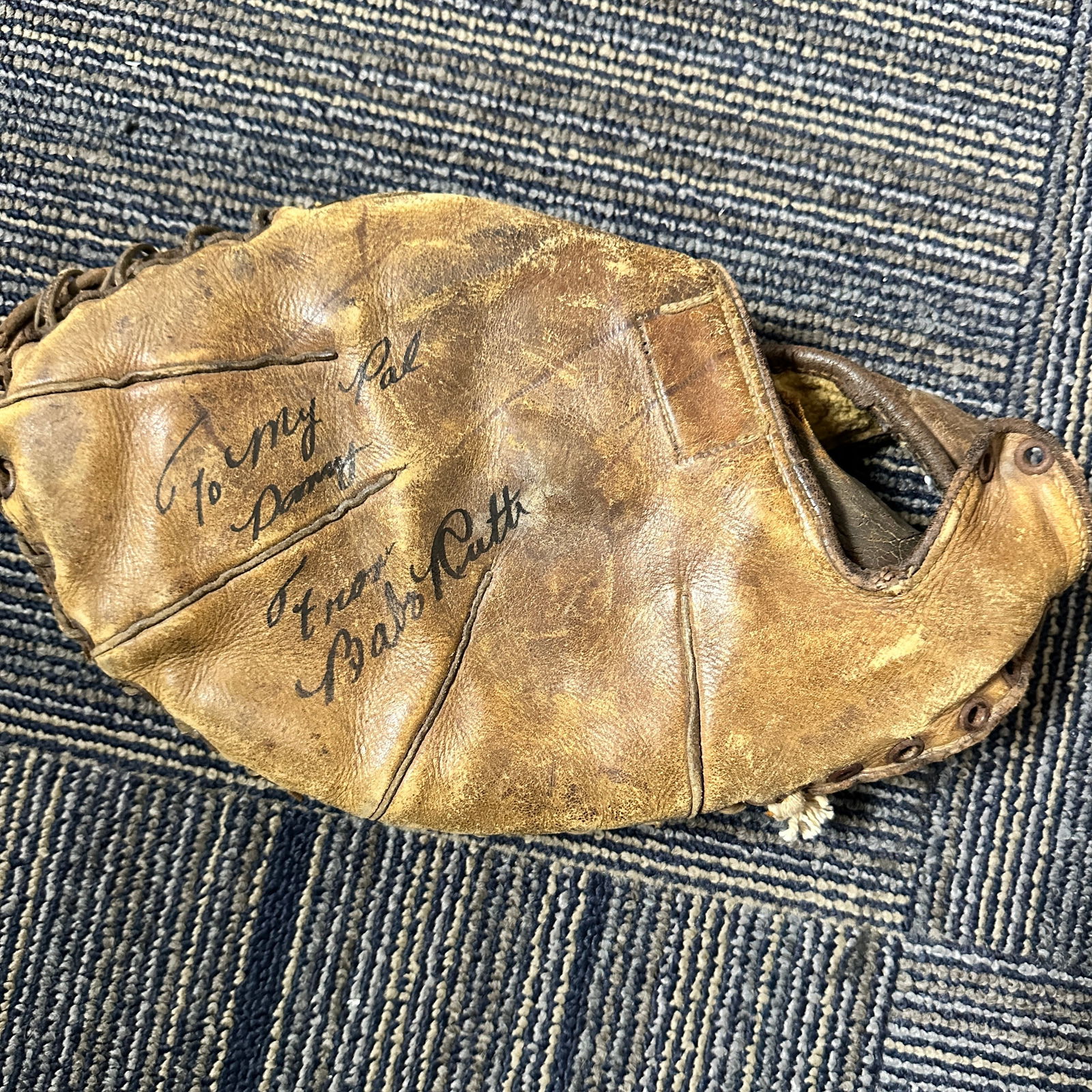 Babe Ruth Autographed Vintage BASEBALL Glove! (1 of 1)