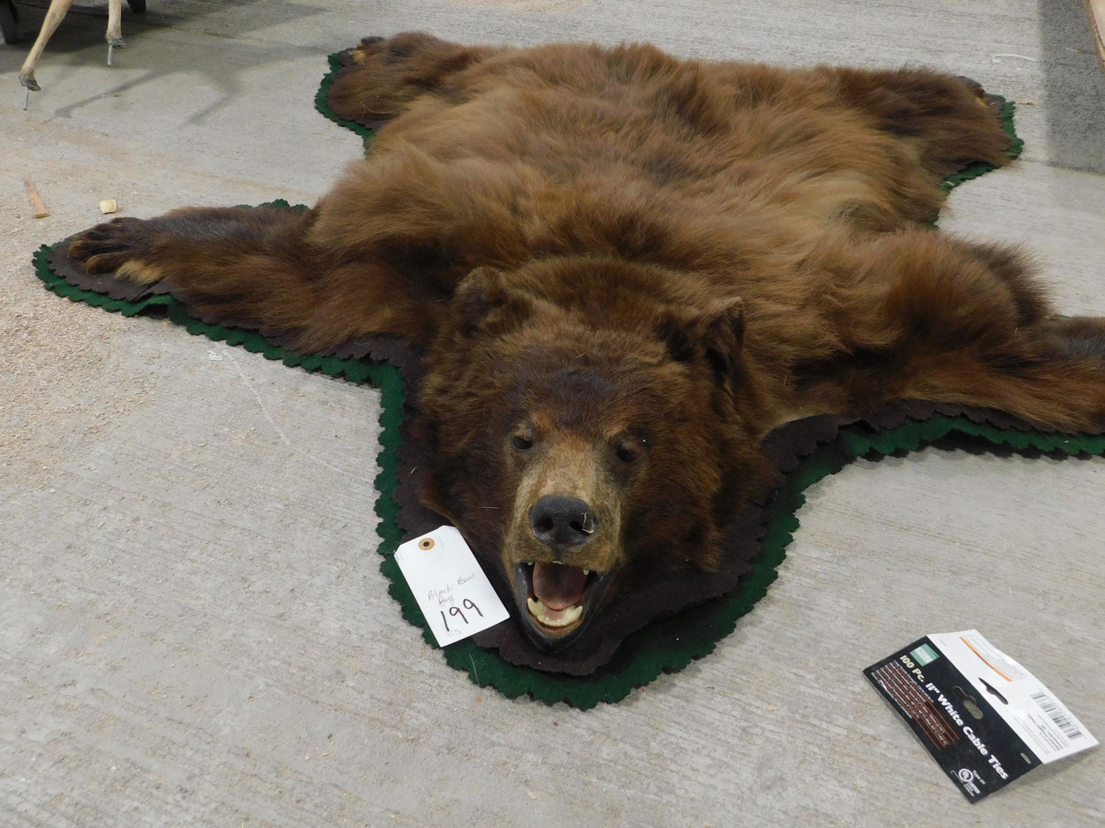 CINAMON BLACK BEAR RUG (1 of 3)