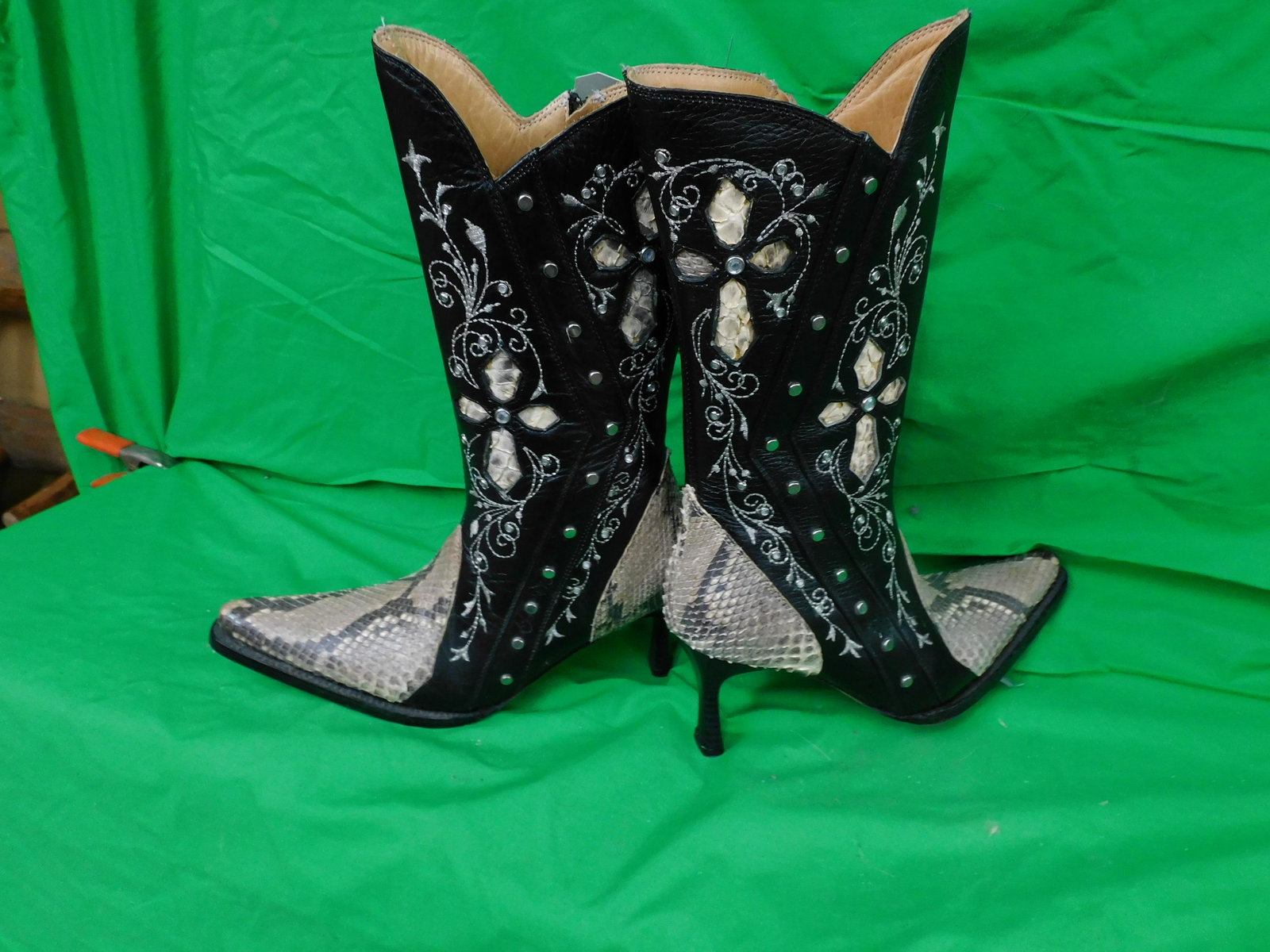 FANCY WOMENS BOOTS W/RATTLESNAKE SKIN SIZE 5.5 NARROW: .