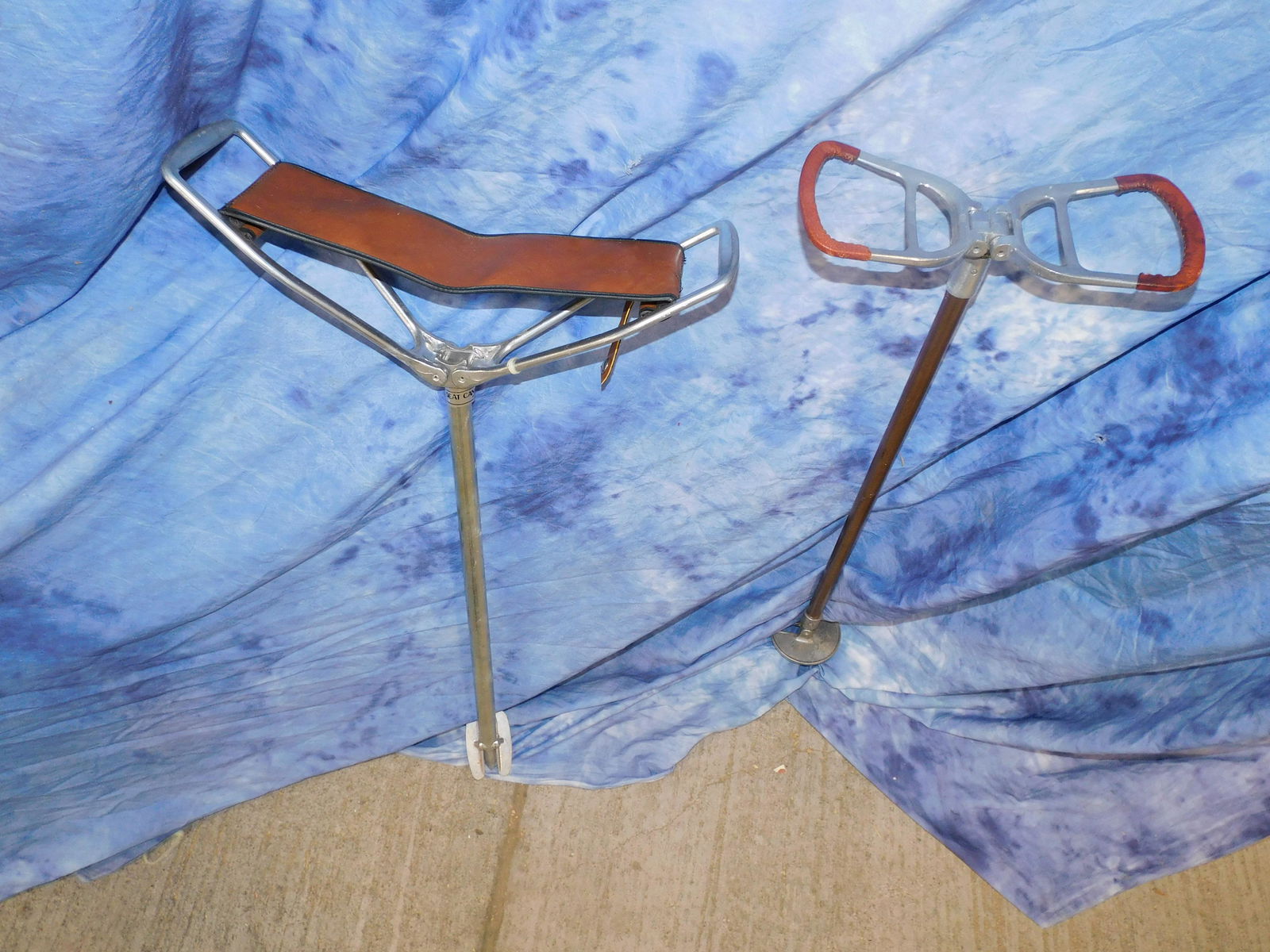 2 LEATHER FOLDING SEATS (2x$) (1 of 2)