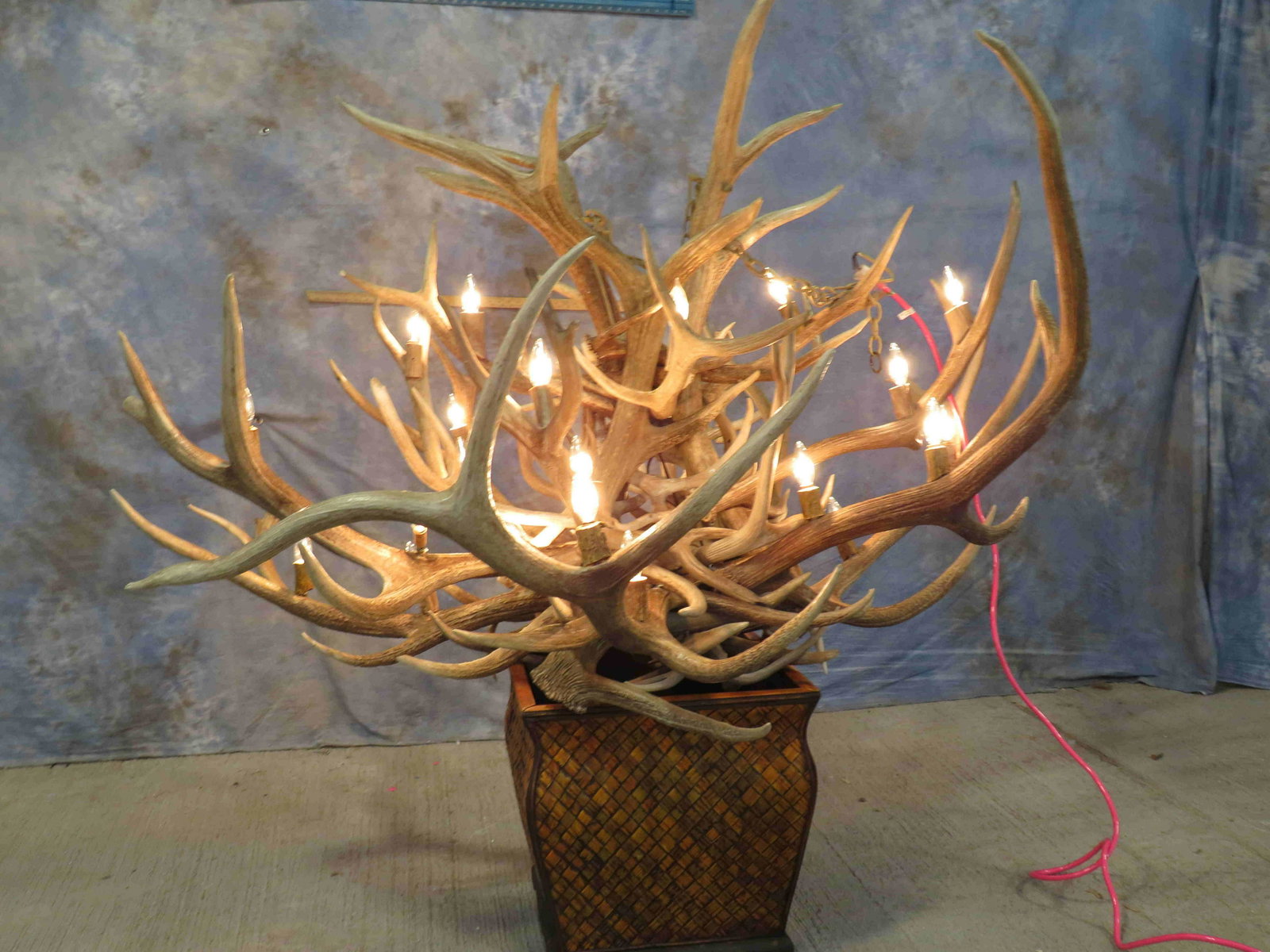 HUGE 7'x6' ANTLER CHANDELIER W/24 LIGHTS: HUGE 7'x6' ANTLER CHANDELIER W/24 LIGHTS