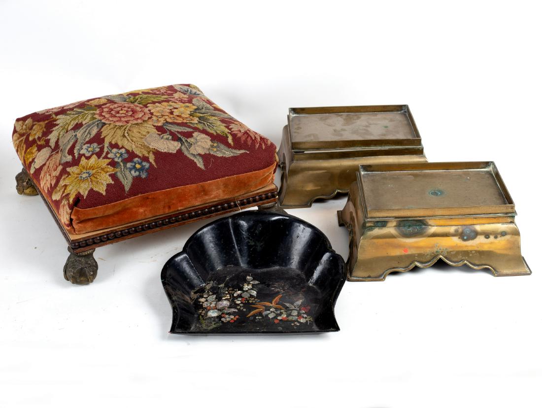 A pair of Oriental style brass stands, 29cm x 22cm, a (1 of 2)