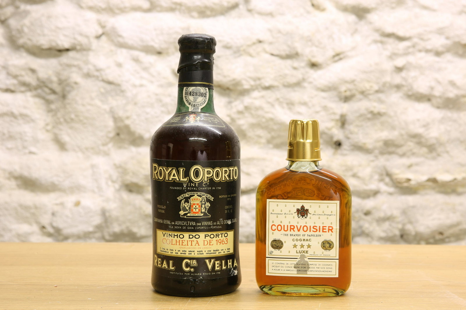 1 BOTTLE ROYAL OPORTO VINTAGE TAWNY COLHEITA DE 1963: 1 BOTTLE ROYAL OPORTO VINTAGE TAWNY COLHEITA DE 1963 TOGETHER WITH 1 (SCREW-MEASURE) FLASK COURVOISIER 3 STAR COGNAC (1970's).