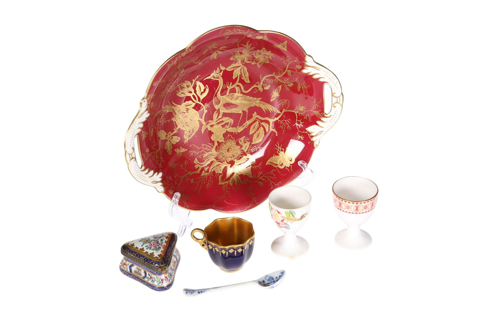 A GROUP OF ENGLISH AND CONTINENTAL CERAMICS, LATE: A GROUP OF ENGLISH AND CONTINENTAL CERAMICS, LATE 19TH/EARLY 20TH CENTURY, comprising: a Coalport twin-handled cake dish; two Worcester egg cups; a Coalport coffee cup; a Meissen Blue Onion spoon; and