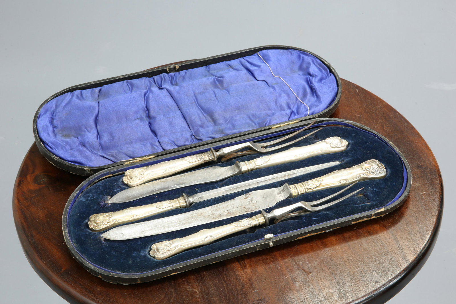 ~ AN EDWARDIAN SILVER-HANDLED FIVE-PIECE CARVING SET,: ~ AN EDWARDIAN SILVER-HANDLED FIVE-PIECE CARVING SET, by George Howson, Sheffield 1902, in a fitted box.