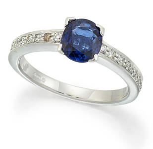 AN 18 CARAT WHITE GOLD SAPPHIRE AND DIAMOND RING, an