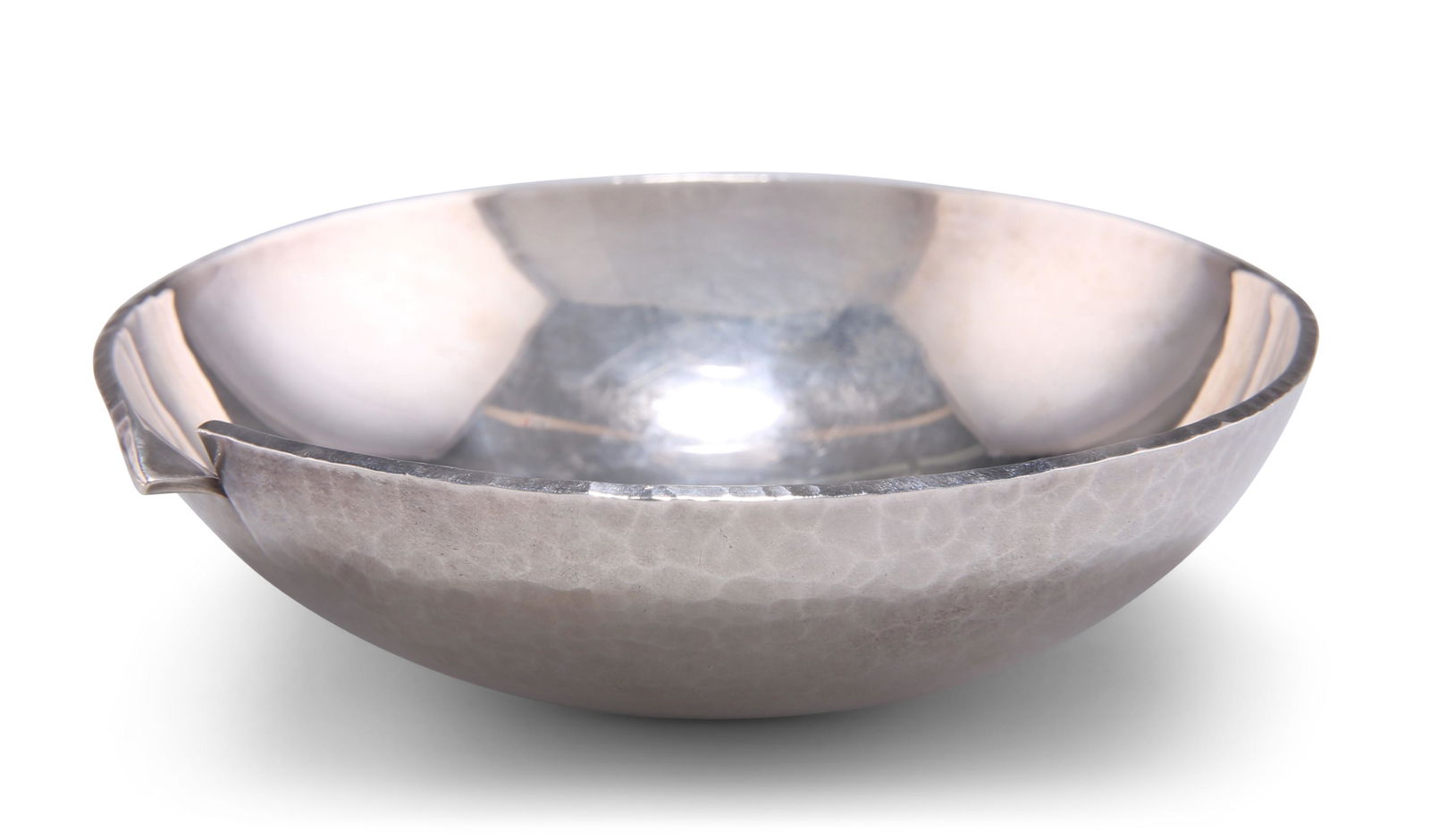AN ELIZABETH II SMALL SILVER BOWL, by Sarah Jones,: AN ELIZABETH II SMALL SILVER BOWL, by Sarah Jones, London 2000, the dish planished to the top rim and exterior, cast with "split" and teardrop detail to interior. 10.3cm diameter, 5 troy ounces