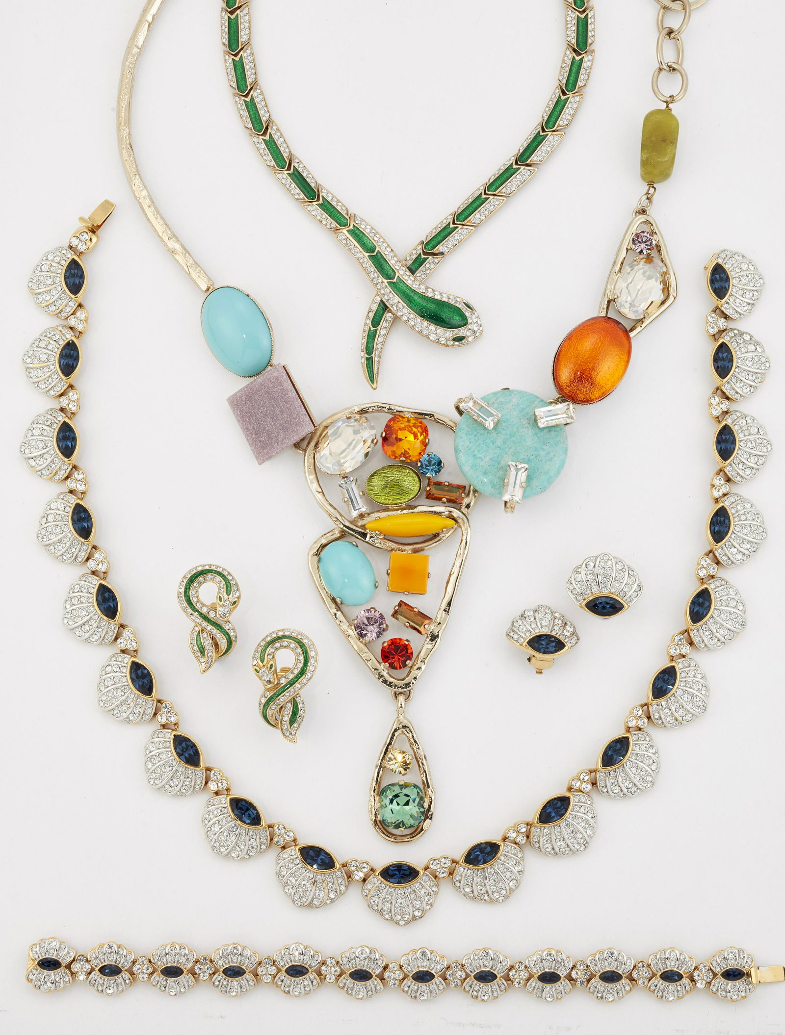 ATTWOOD & SAWYER - A BLUE AND WHITE PASTE NECKLACE, (1 of 1)