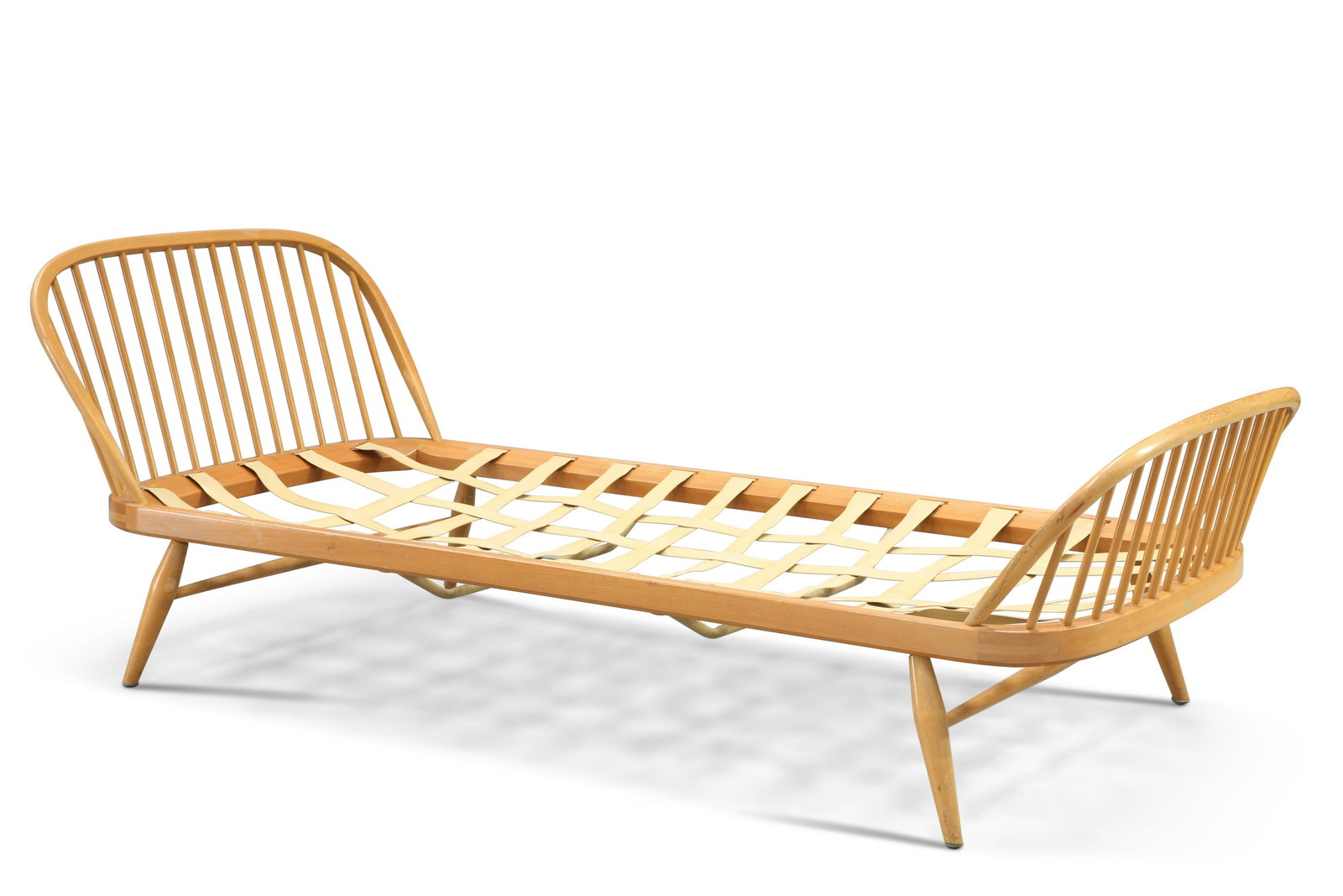 A VINTAGE ERCOL DAY BED, raised on splayed baluster: A VINTAGE ERCOL DAY BED, raised on splayed baluster legs. 214cm long, 91cm wide