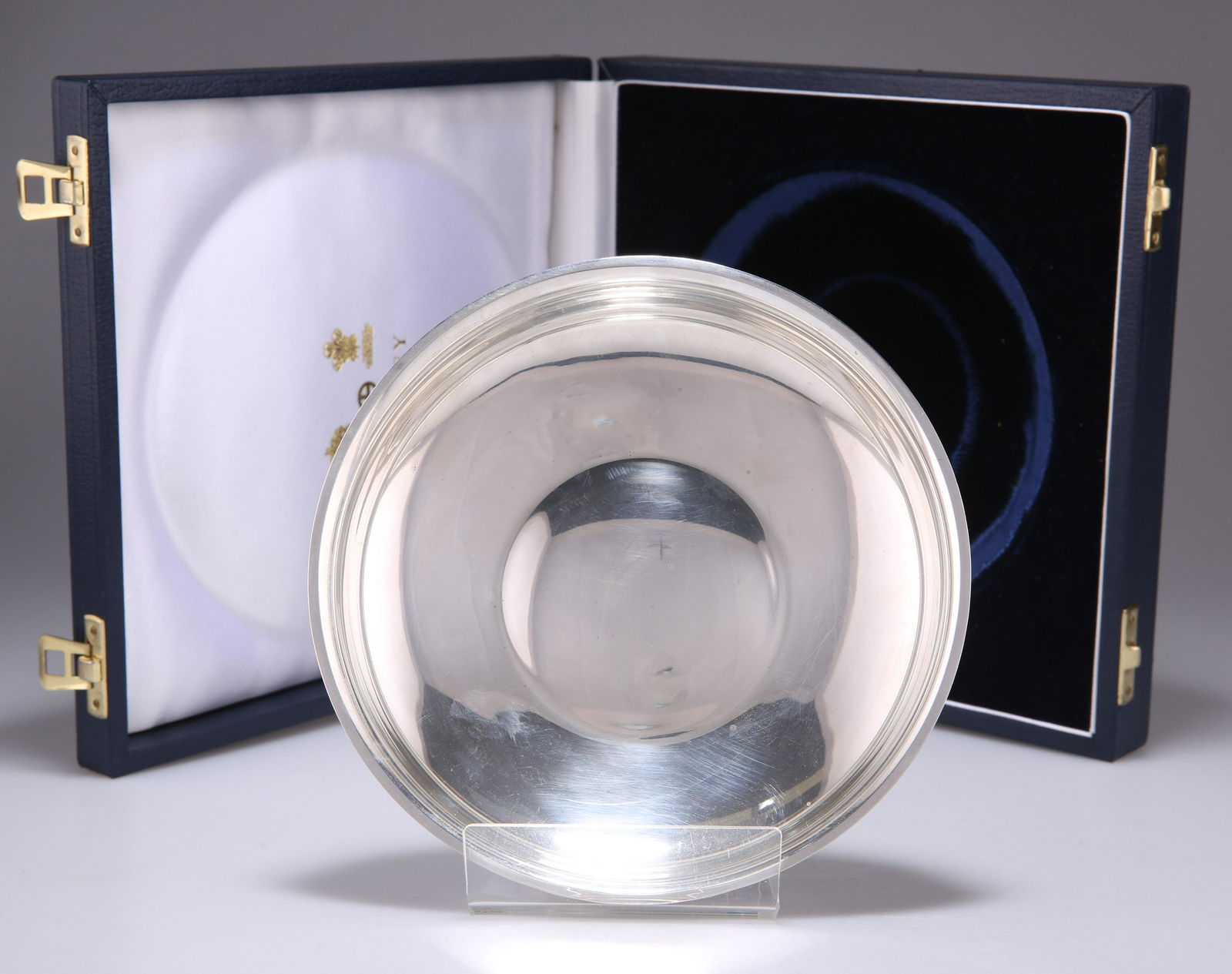 AN ELIZABETH II SILVER BOWL, by Gerald Benney, London: AN ELIZABETH II SILVER BOWL, by Gerald Benney, London 1997, plain circular with slightly convex base, in original fitted box. 15.5cm diameter, 11 troy ounces