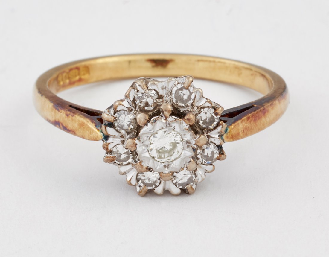 AN 18 CARAT GOLD DIAMOND CLUSTER RING, a round (1 of 1)