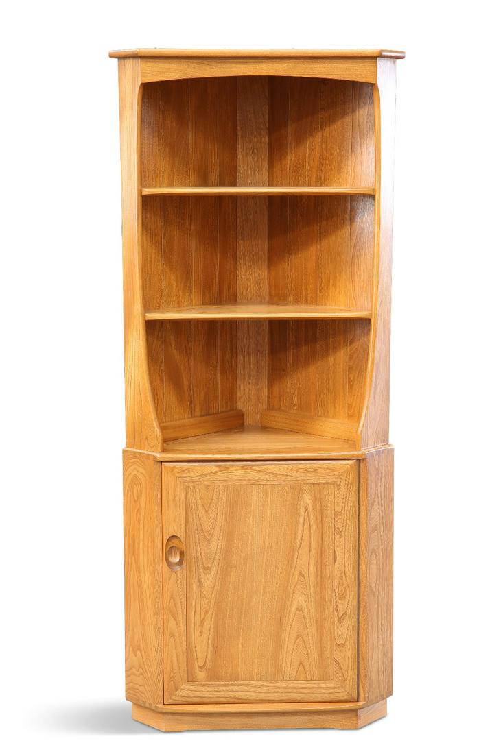AN ERCOL LIGHT ELM FLOOR-STANDING CORNER CABINET, with fixed open shelves above a cupboard door. 179: AN ERCOL LIGHT ELM FLOOR-STANDING CORNER CABINET, with fixed open shelves above a cupboard door. 179.5cm high, 73cm wide, 42cm deep
