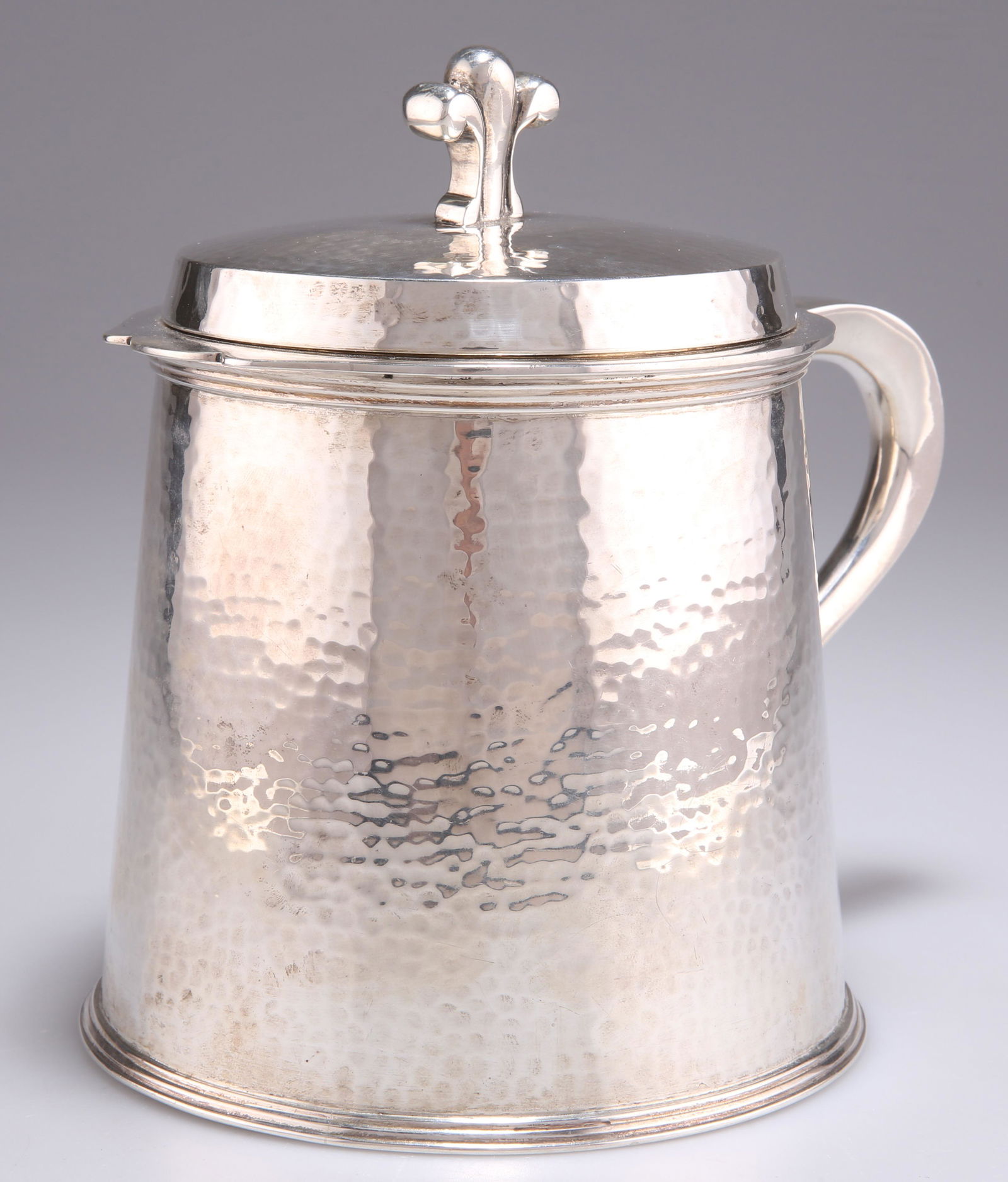 A GEORGE VI SILVER LARGE NOVELTY BISCUIT BOX (1 of 2)