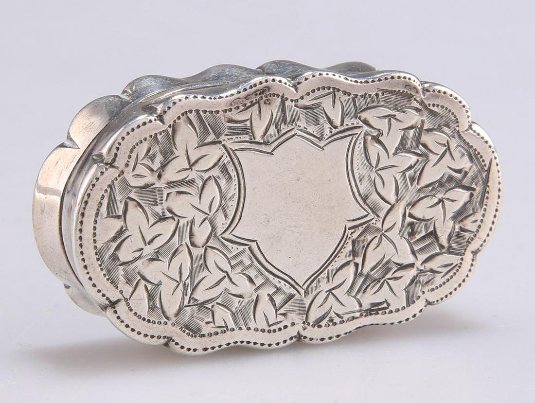 AN EDWARDIAN SILVER SNUFF BOX (1 of 2)