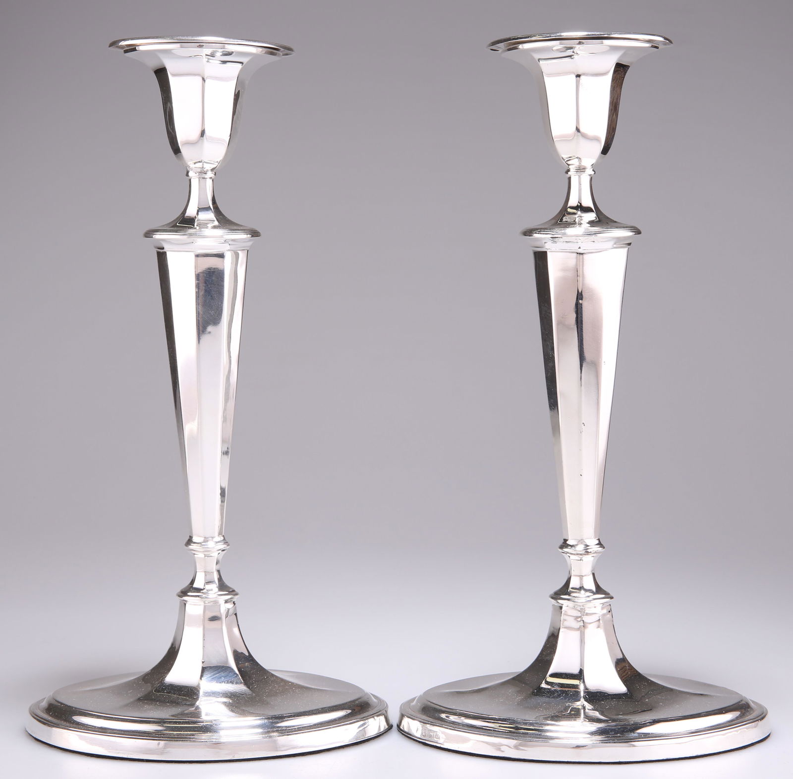A PAIR OF GEORGE V SILVER CANDLESTICKS (1 of 2)