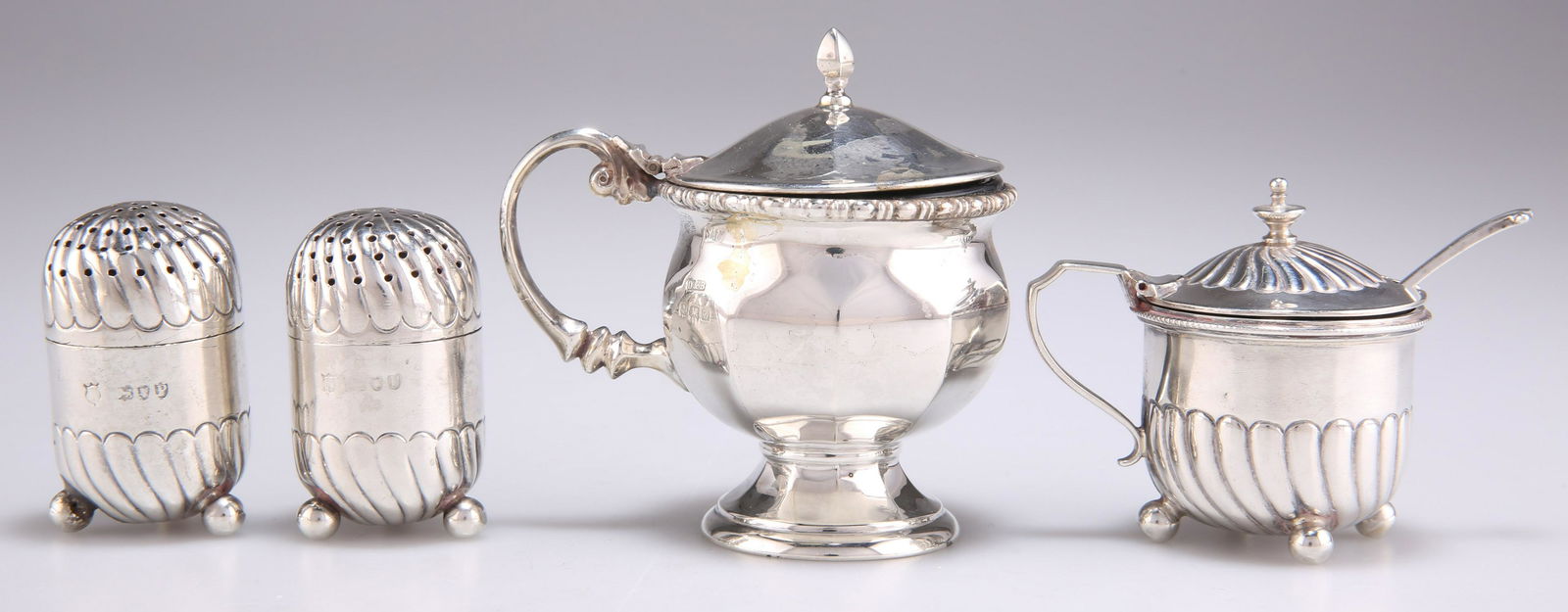 AN EDWARDIAN SILVER THREE-PIECE CRUET SET, AND A GEORGE V SILVER MUSTARD POT (1 of 1)