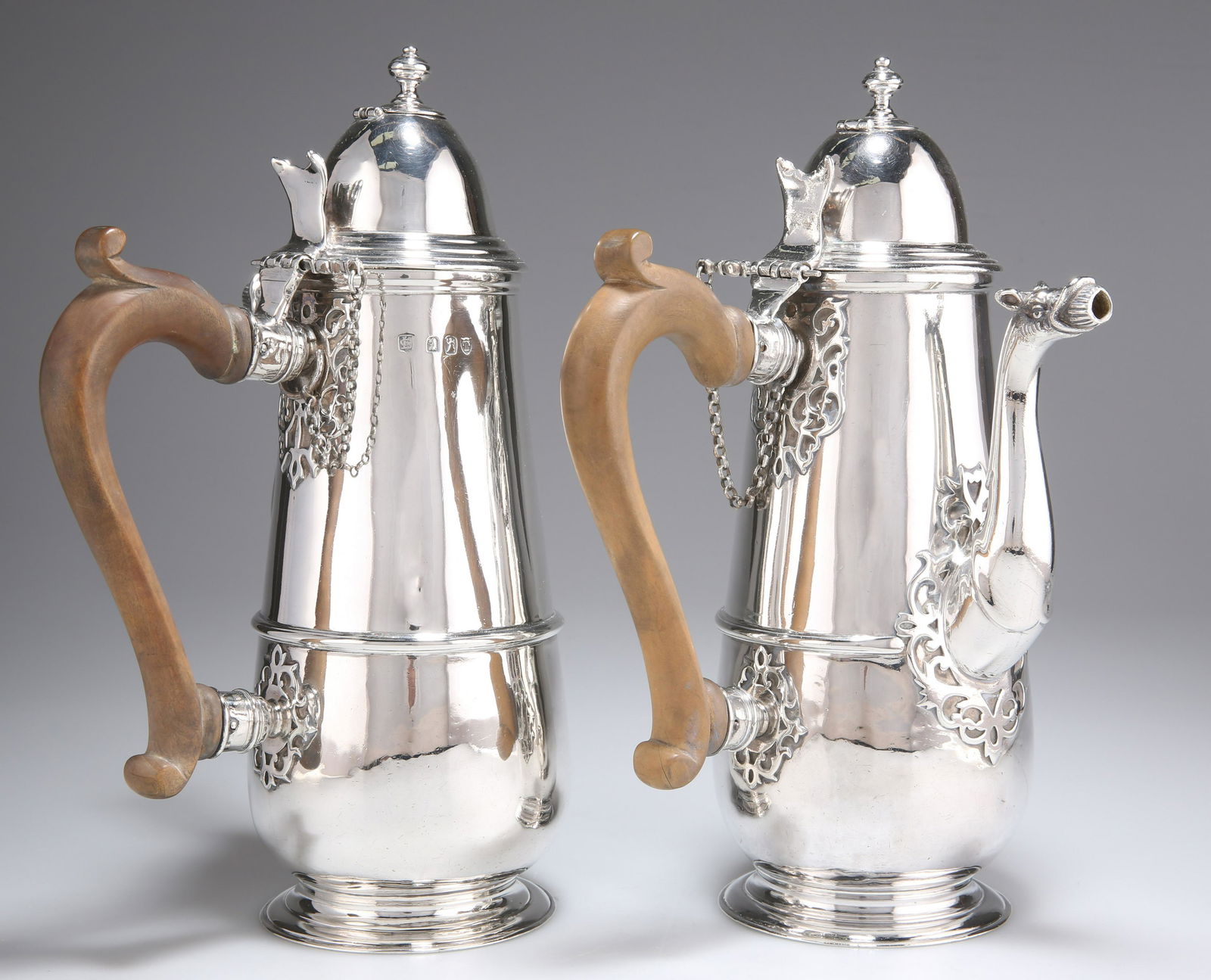 A PAIR OF VICTORIAN BRITANNIA STANDARD SILVER SIDE-HANDLED CHOCOLATE POTS (1 of 4)