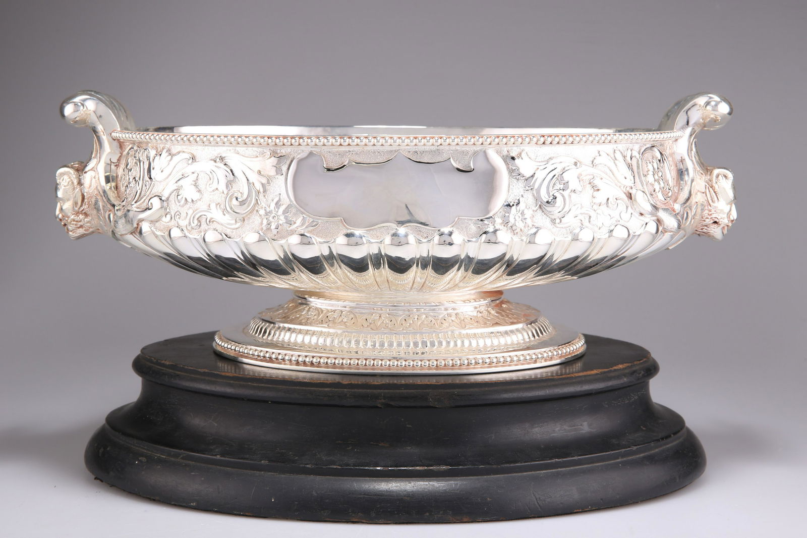 A FINE VICTORIAN SILVER BOWL (1 of 2)