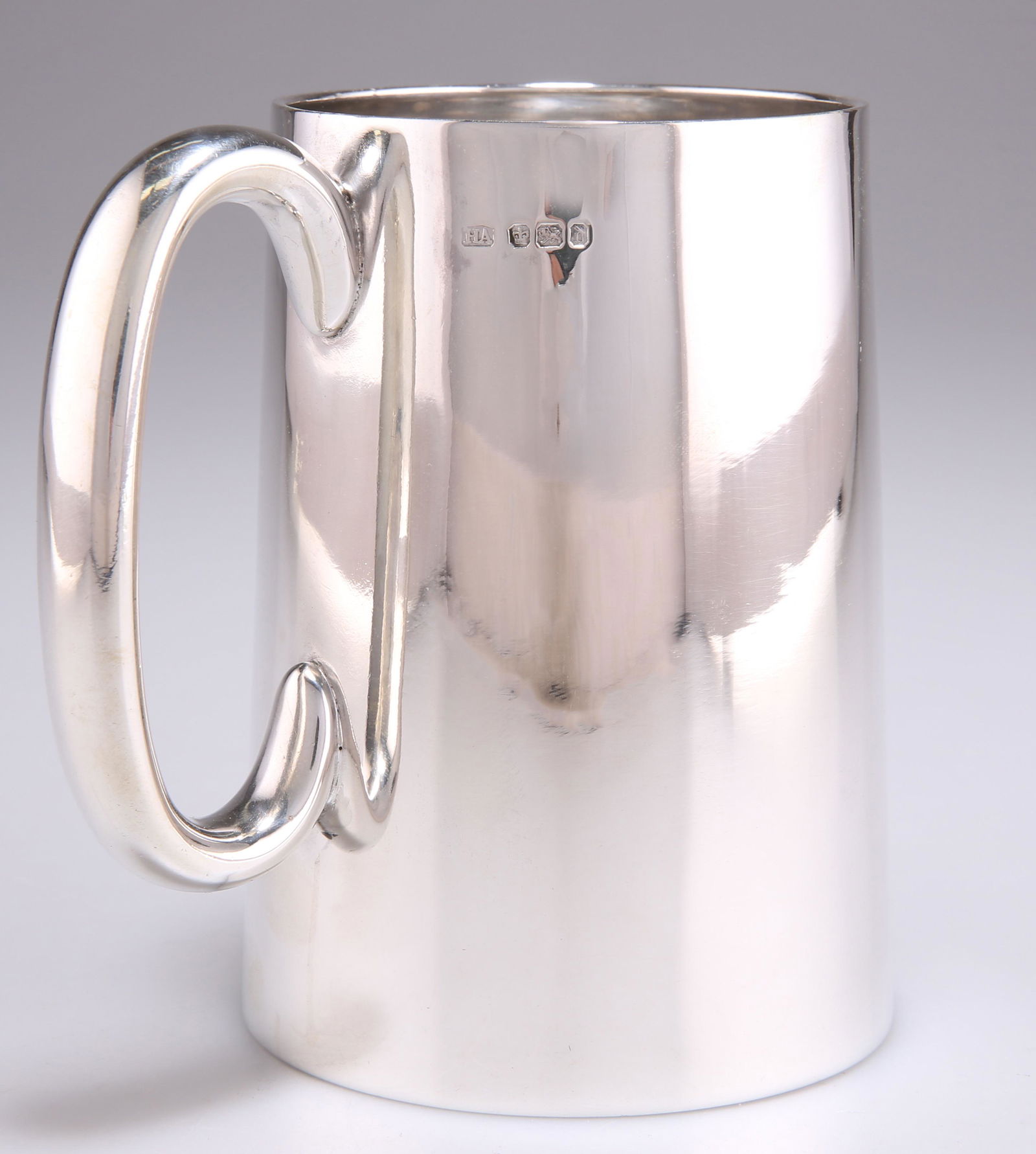 A VICTORIAN SILVER PINT MUG (1 of 1)