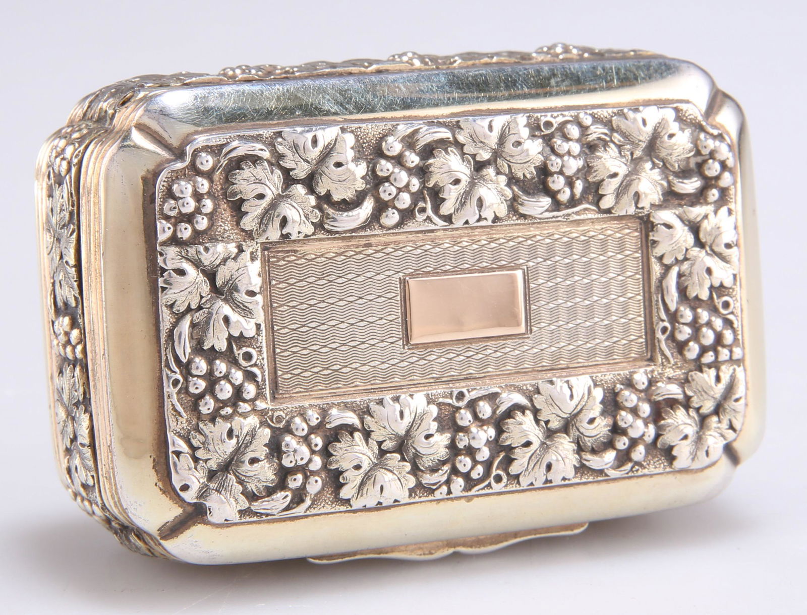 A GEORGE III SILVER-GILT SNUFF BOX (1 of 2)