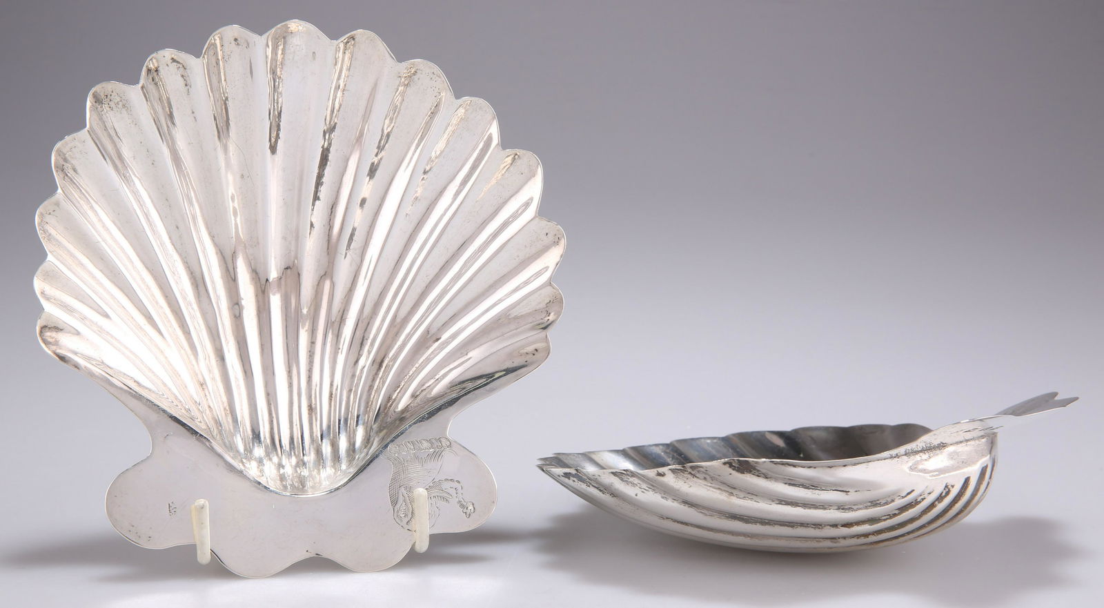 A PAIR OF GEORGE III SILVER BUTTER DISHES (1 of 2)