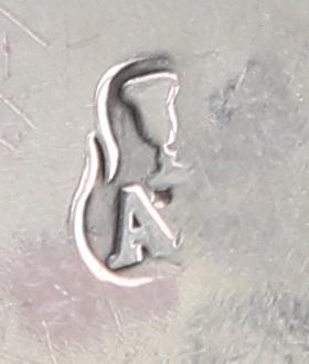 A GEORGE III SILVER SNUFF BOX (1 of 1)