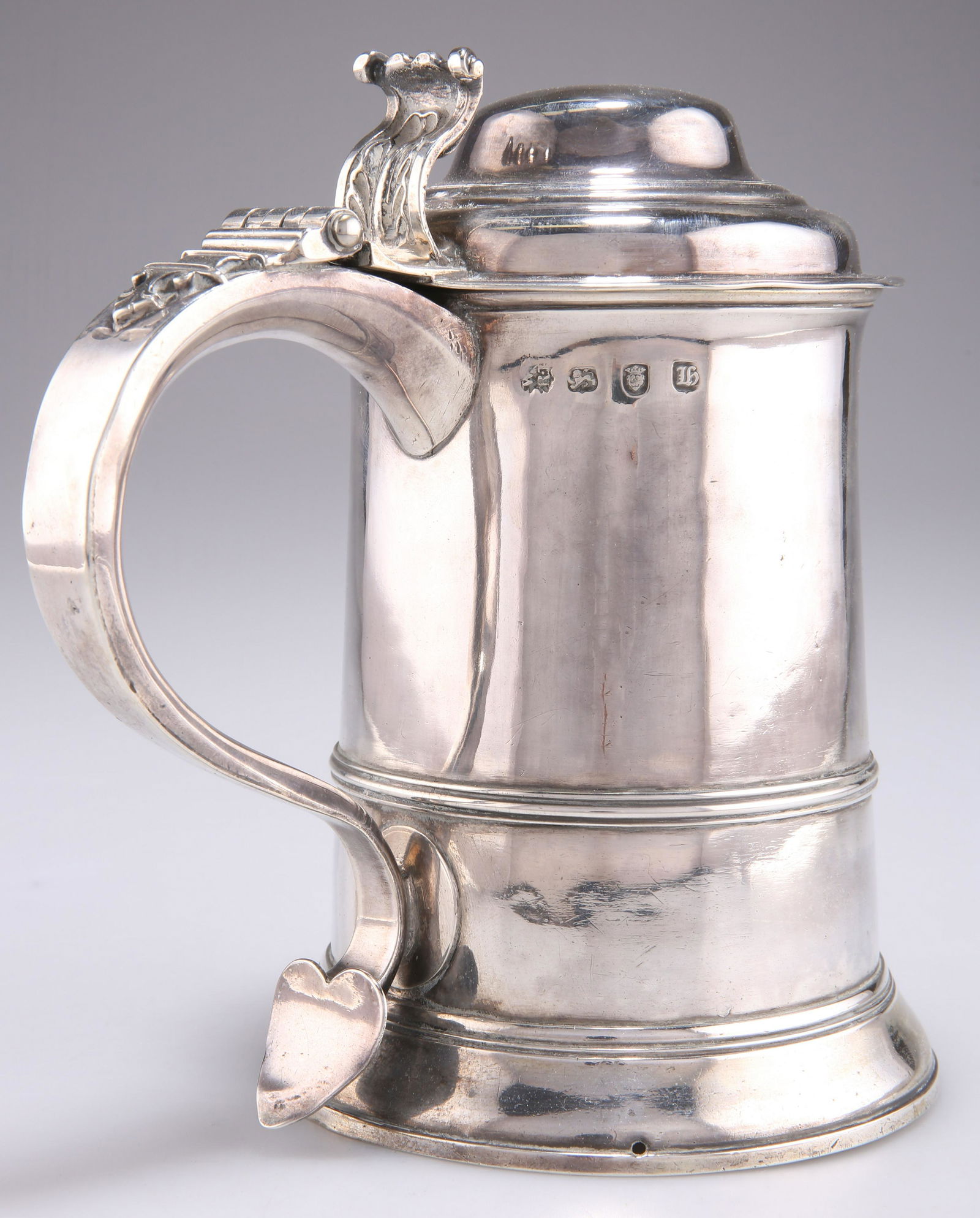 A GEORGE III SILVER LIDDED TANKARD (1 of 2)