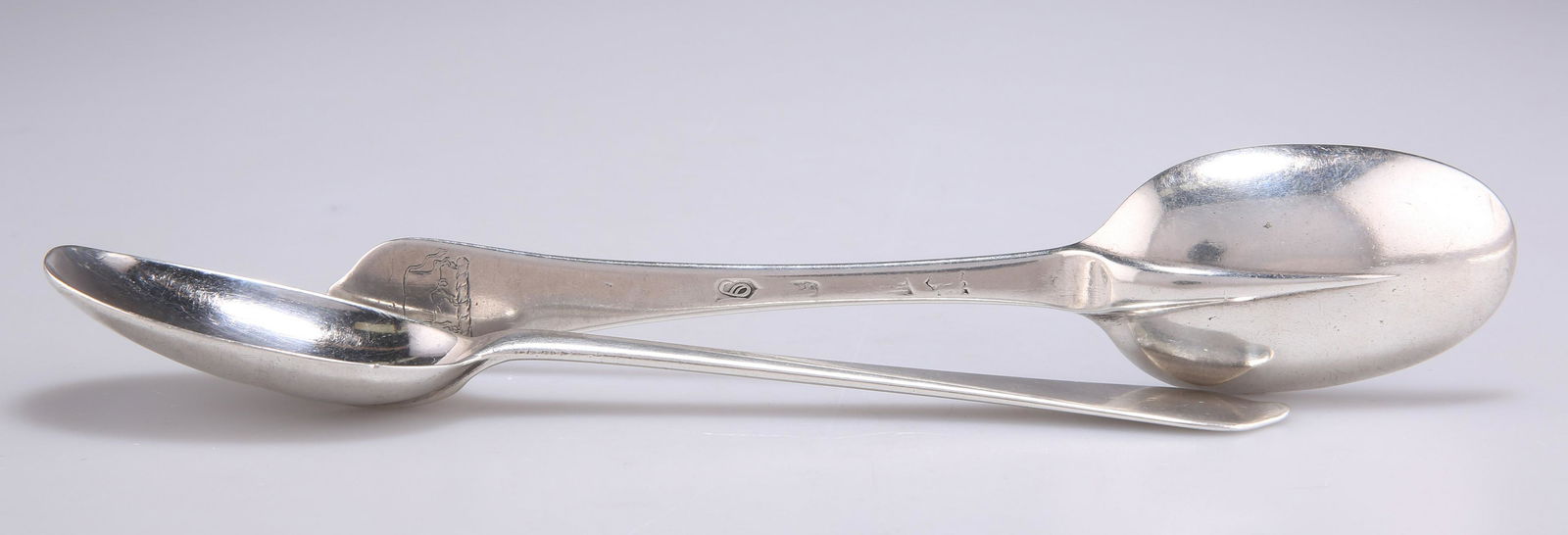 A PAIR OF WILLIAM III SILVER DOG NOSE SPOONS (1 of 1)
