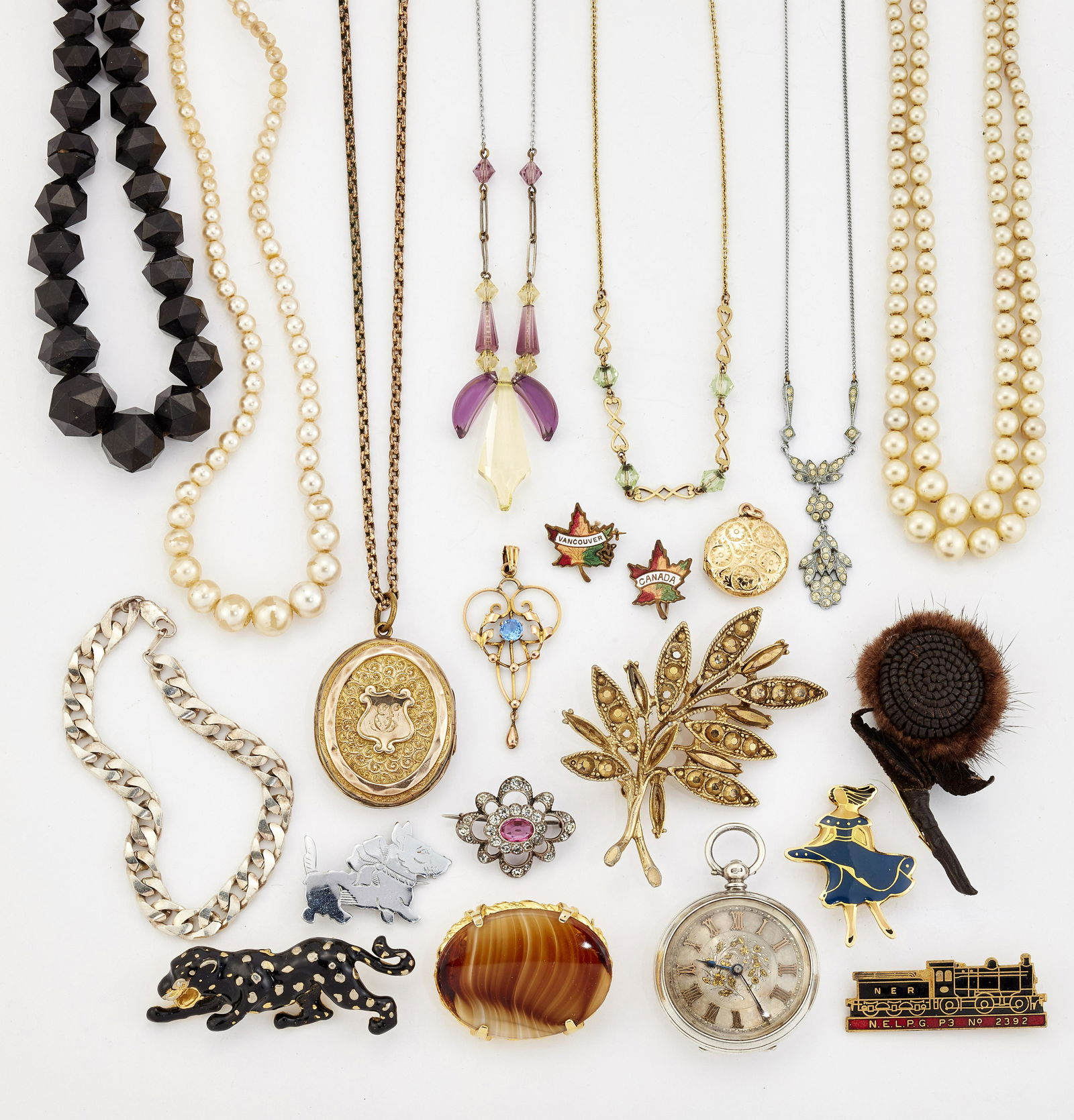 A GROUP OF JEWELLERY (1 of 1)