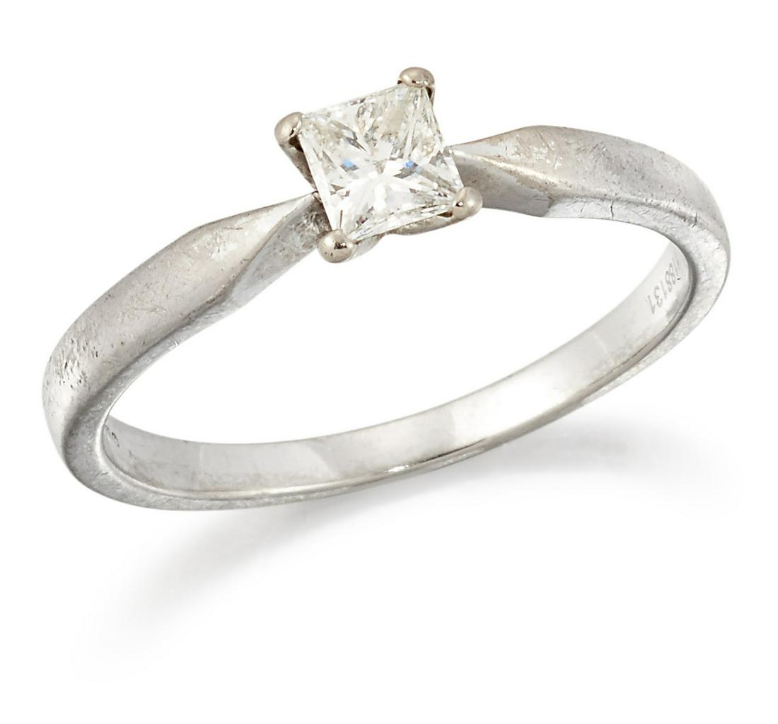 AN 18 CARAT WHITE GOLD SOLITAIRE CANADIAN DIAMOND RING (1 of 1)