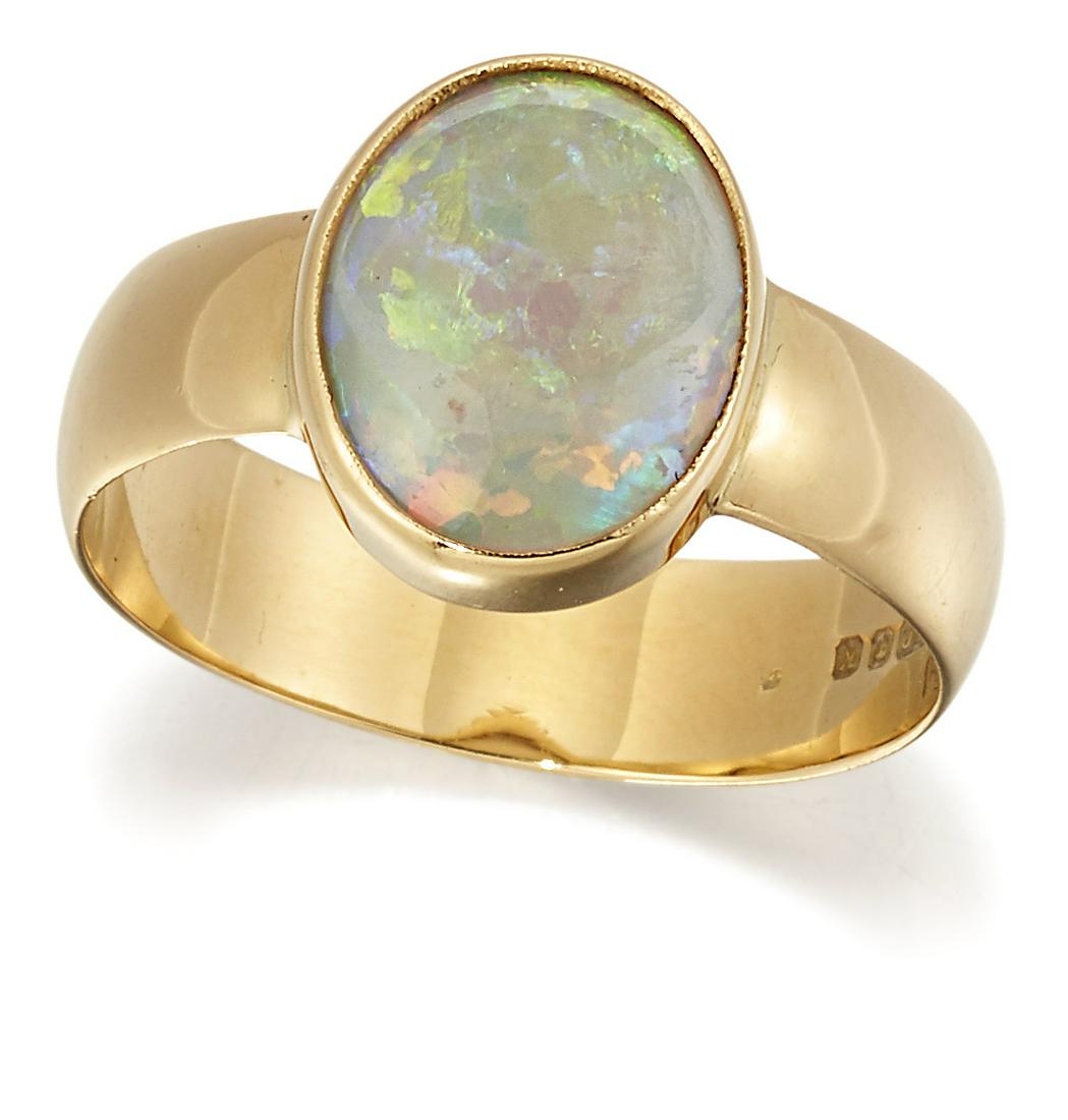 AN 18 CARAT GOLD OPAL RING (1 of 1)