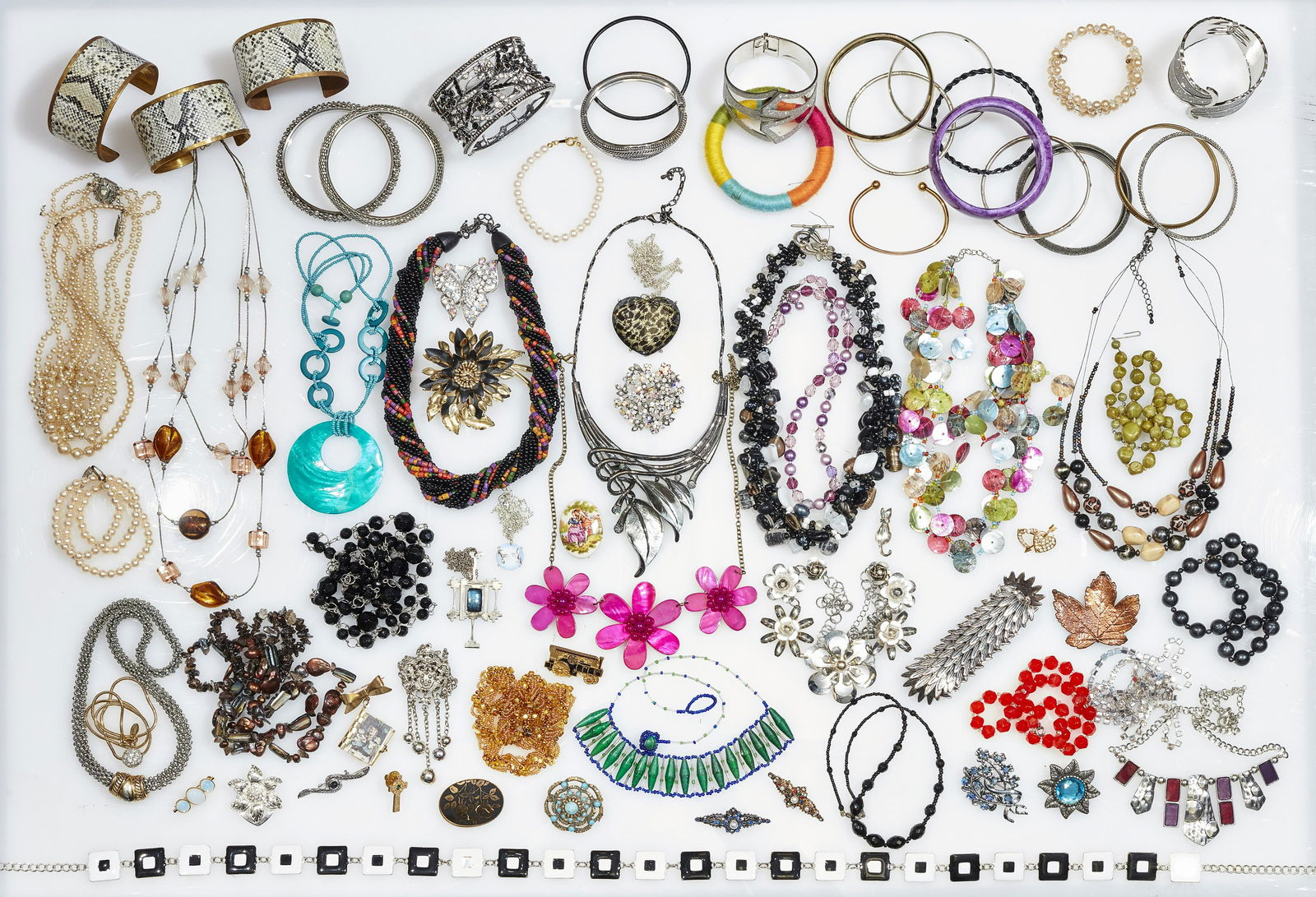 A LARGE QUANTITY OF COSTUME JEWELLERY: A LARGE QUANTITY OF COSTUME JEWELLERY, including beaded necklaces, bangles, bracelets and brooches. (Qty)