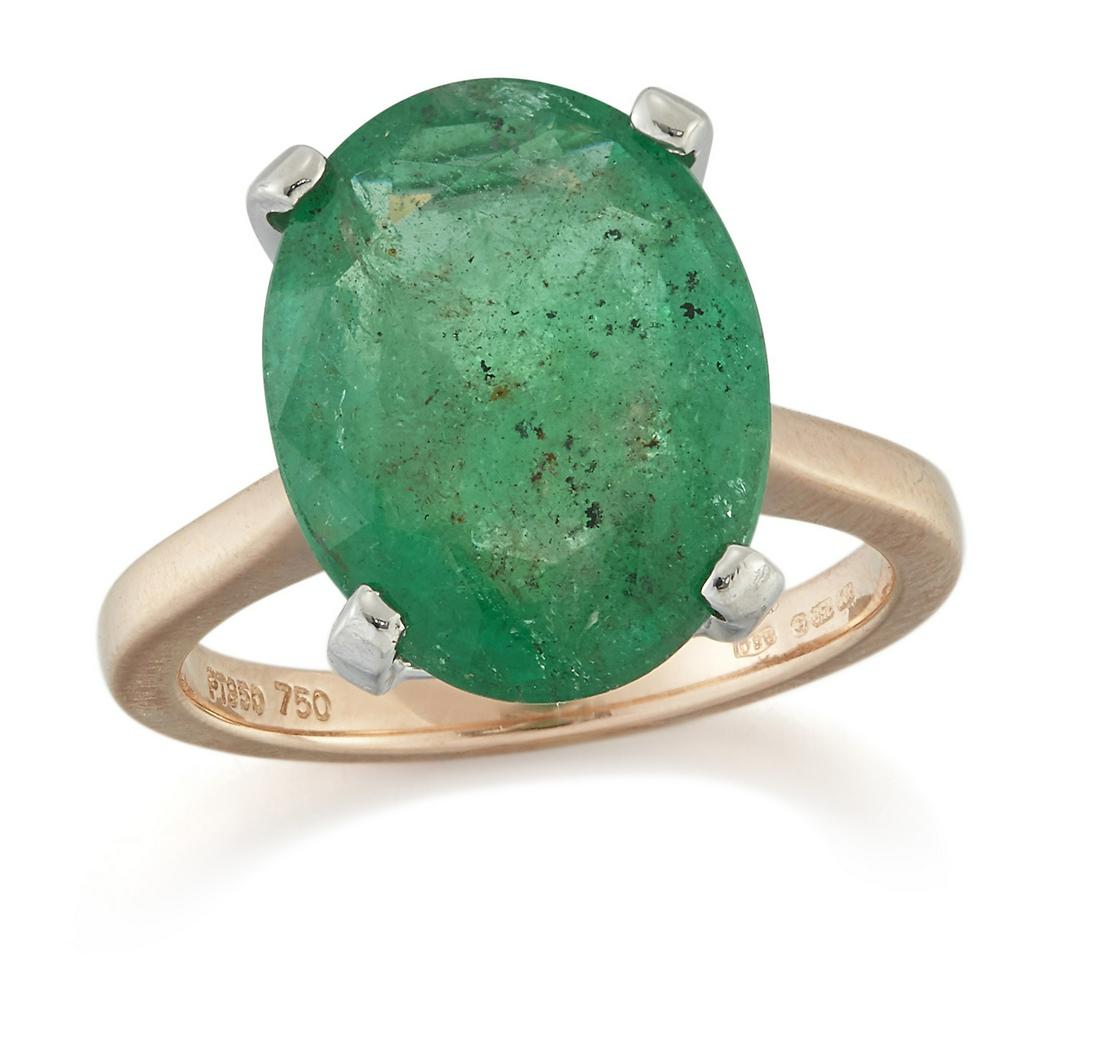 AN 18 CARAT GOLD EMERALD RING (1 of 1)