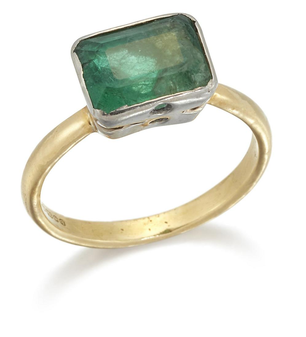 AN 18 CARAT GOLD EMERALD RING (1 of 1)