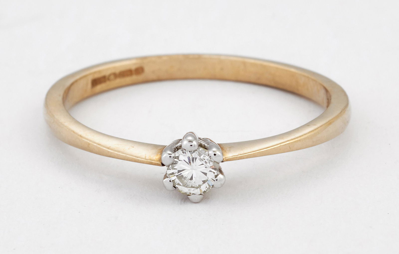 A 9 CARAT GOLD SOLITAIRE DIAMOND RING (1 of 1)