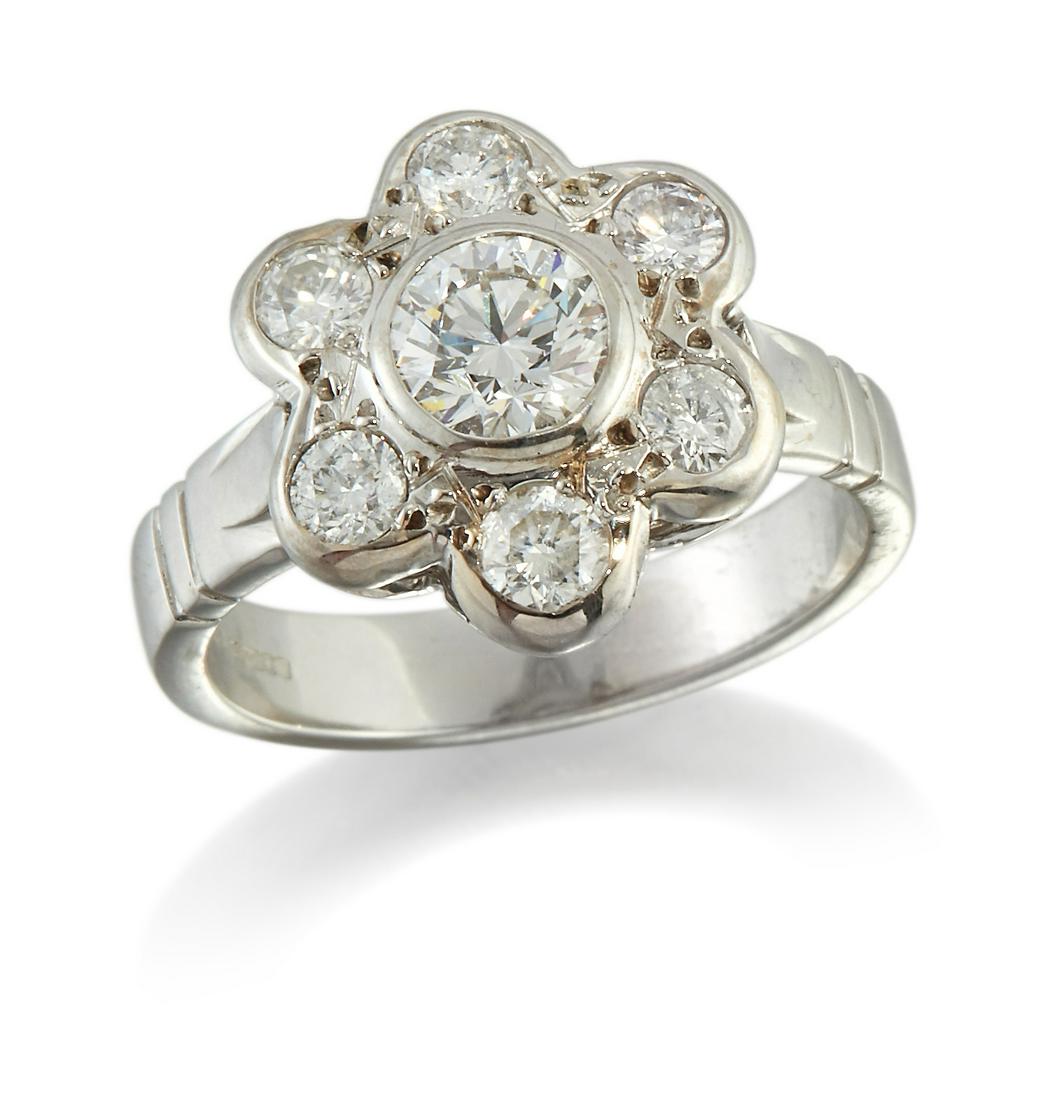 AN 18 CARAT WHITE GOLD DIAMOND CLUSTER RING (1 of 1)