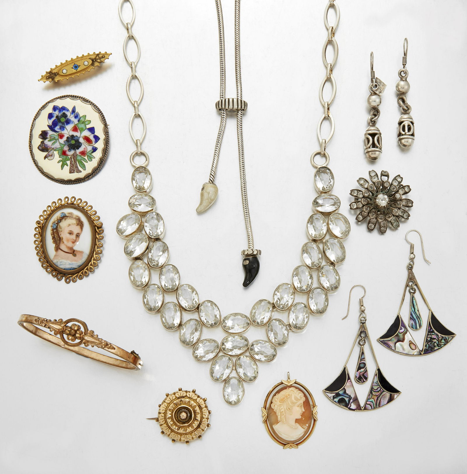 A GROUP OF JEWELLERY (1 of 1)