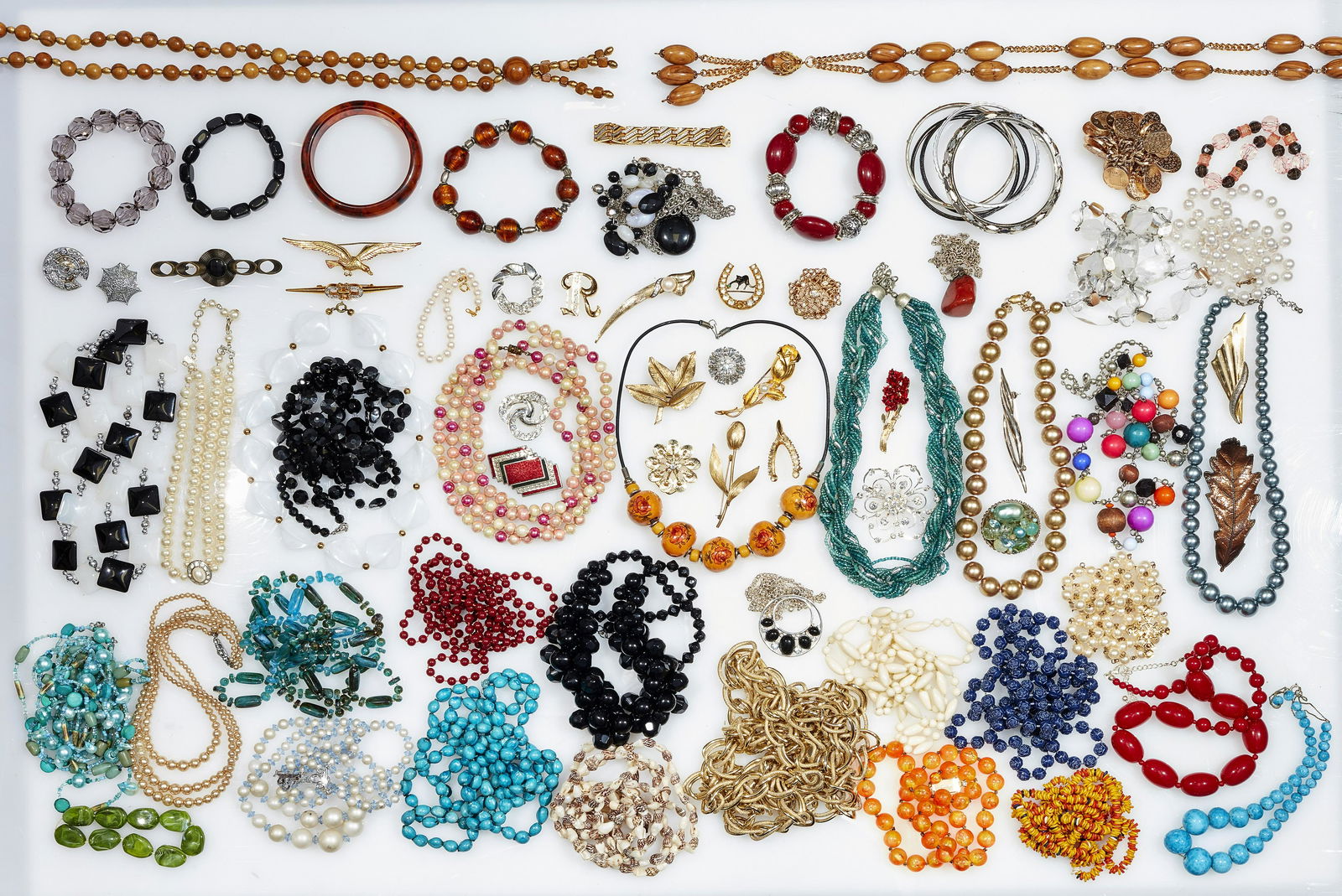 A LARGE QUANTITY OF COSTUME JEWELLERY: A LARGE QUANTITY OF COSTUME JEWELLERY including beaded necklaces, bangles, bracelets and brooches. (Qty)