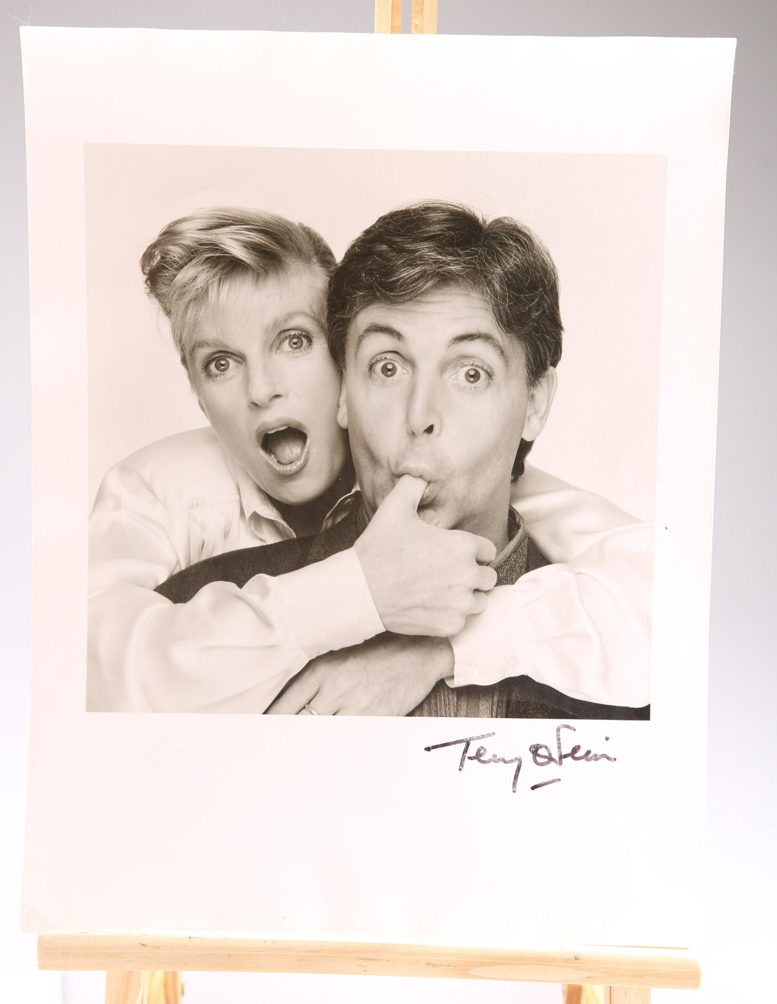 TERRY O'NEILL (1938-2019): portrait photograph of Paul and Linda McCartney, signed. 40cm by 30.5cm