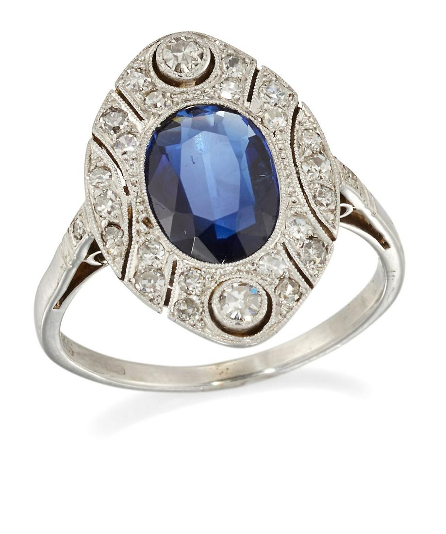 AN EARLY 20TH CENTURY SAPPHIRE AND DIAMOND CLUSTER RING (1 of 1)