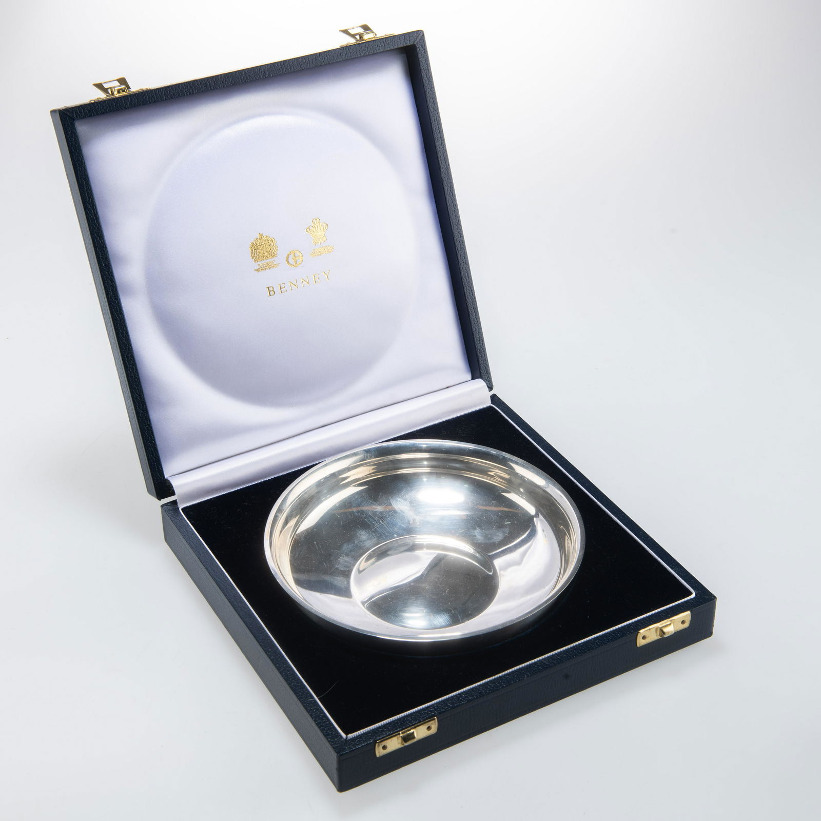 GERALD BENNEY: AN ELIZABETH II SILVER BOWL: GERALD BENNEY: AN ELIZABETH II SILVER BOWL by Gerald Benney, London 1997, plain circular with everted rim and slightly convex base, stamped OAP 25 and BENNEY to underside, in original fitted box. 15.3