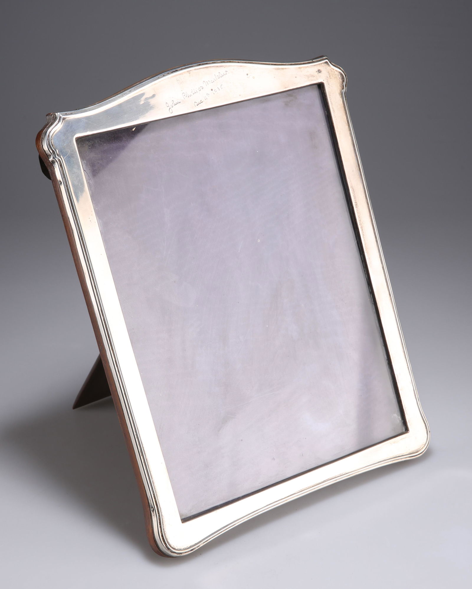 A GEORGE V SILVER PHOTOGRAPH FRAME (1 of 1)