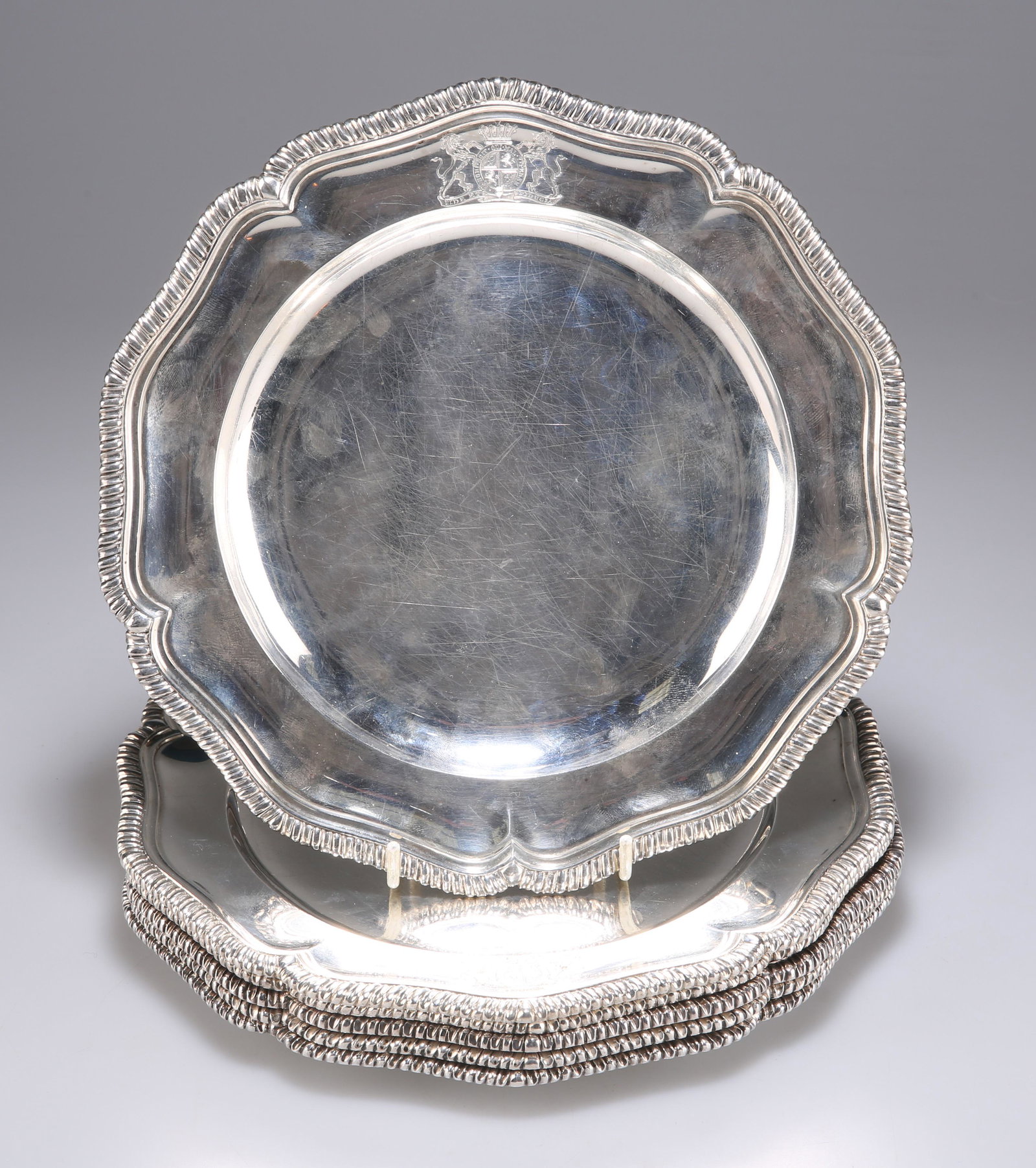 A SET OF SIX VICTORIAN SILVER DINNER PLATES (1 of 4)