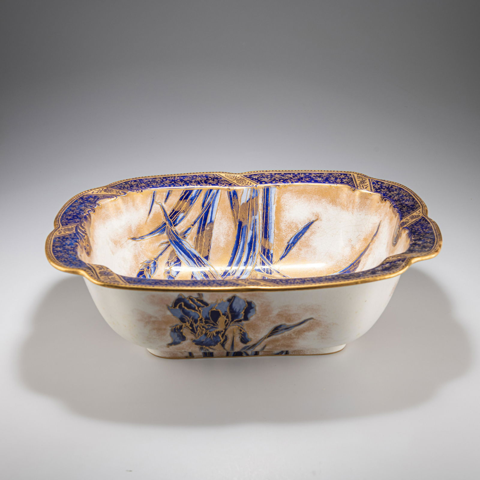 A DOULTON BURSLEM 'FLOW BLUE' BOWL, EARLY 20TH CENTURY (1 of 3)
