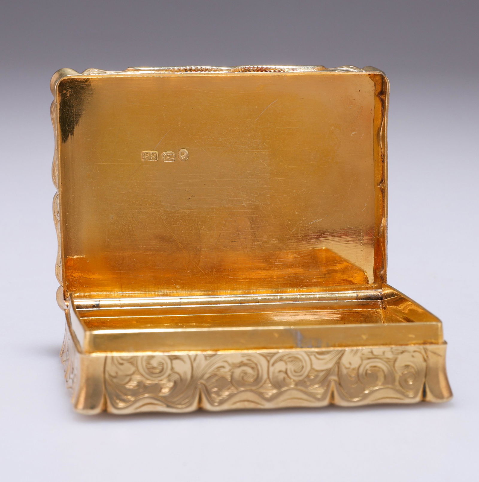 AN EARLY VICTORIAN SILVER-GILT SNUFF BOX (1 of 2)