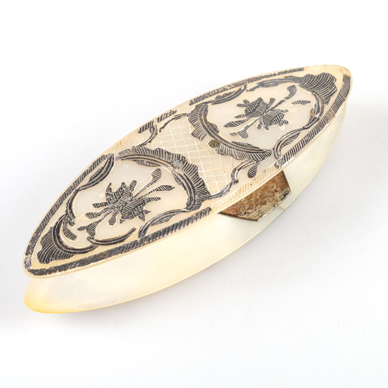 A 19TH CENTURY MOTHER-OF-PEARL TATTING SHUTTLE (1 of 1)