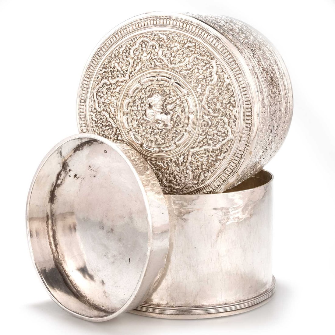 A 19TH CENTURY INDIAN SILVER BETEL NUT BOX (1 of 2)