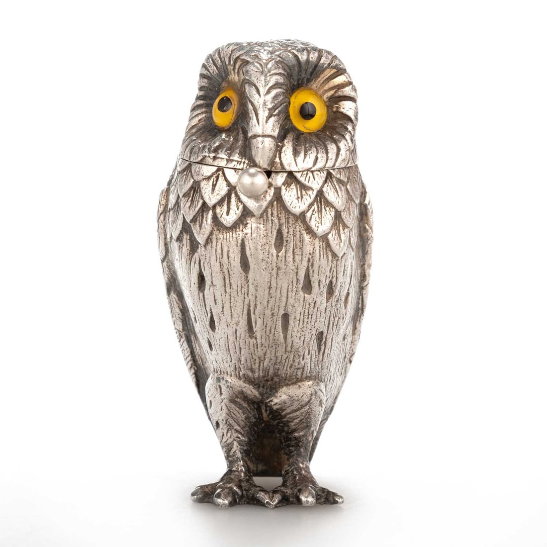 AN ELIZABETH II CAST SILVER NOVELTY MUSTARD POT: AN ELIZABETH II CAST SILVER NOVELTY MUSTARD POT by Richard Comyns, London 1967, in the form of an owl, with unmarked spoon. 7cm high, 4 troy ounces The marks are clear. The hinge is in good condition
