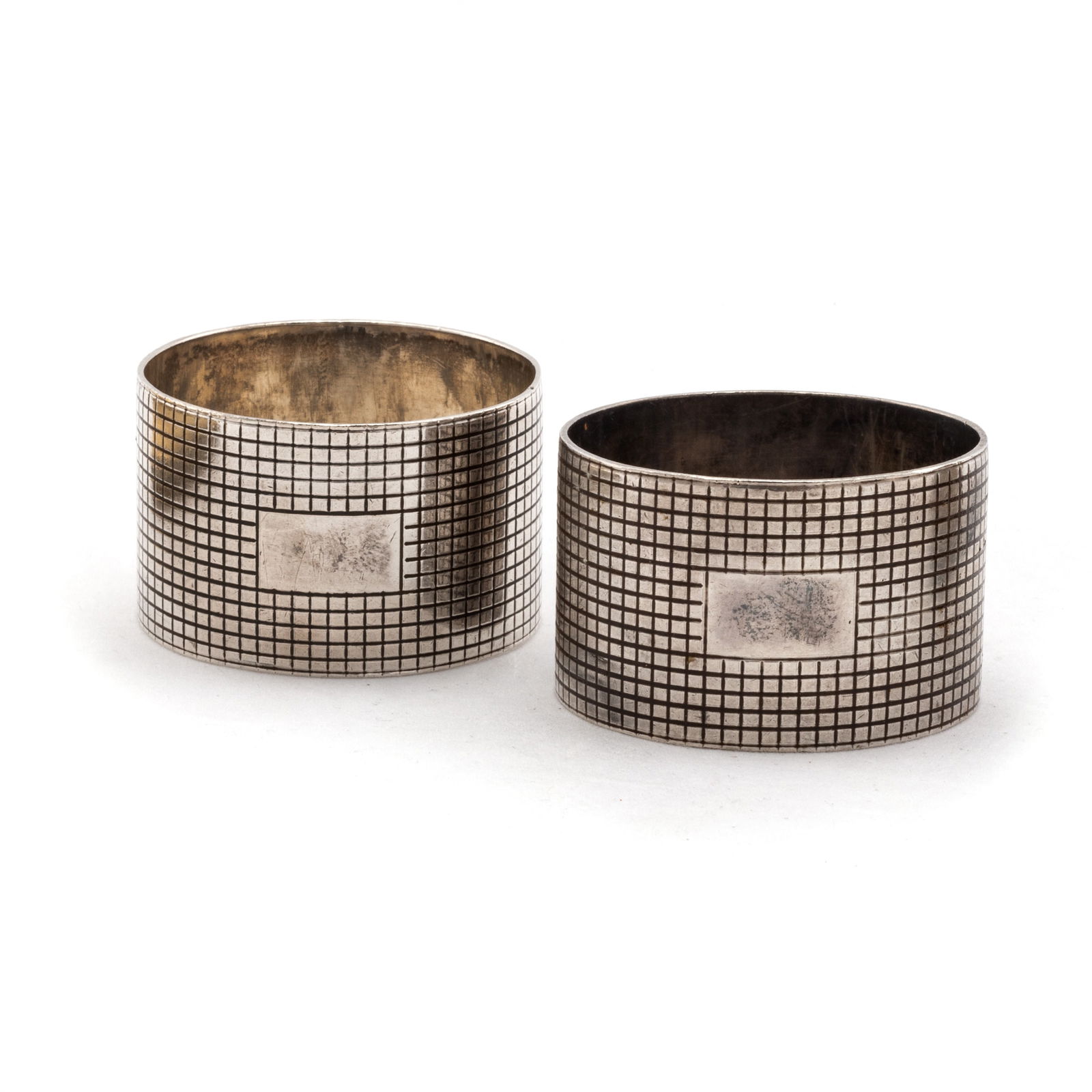 A PAIR OF ELIZABETH II SILVER NAPKIN RINGS (1 of 2)